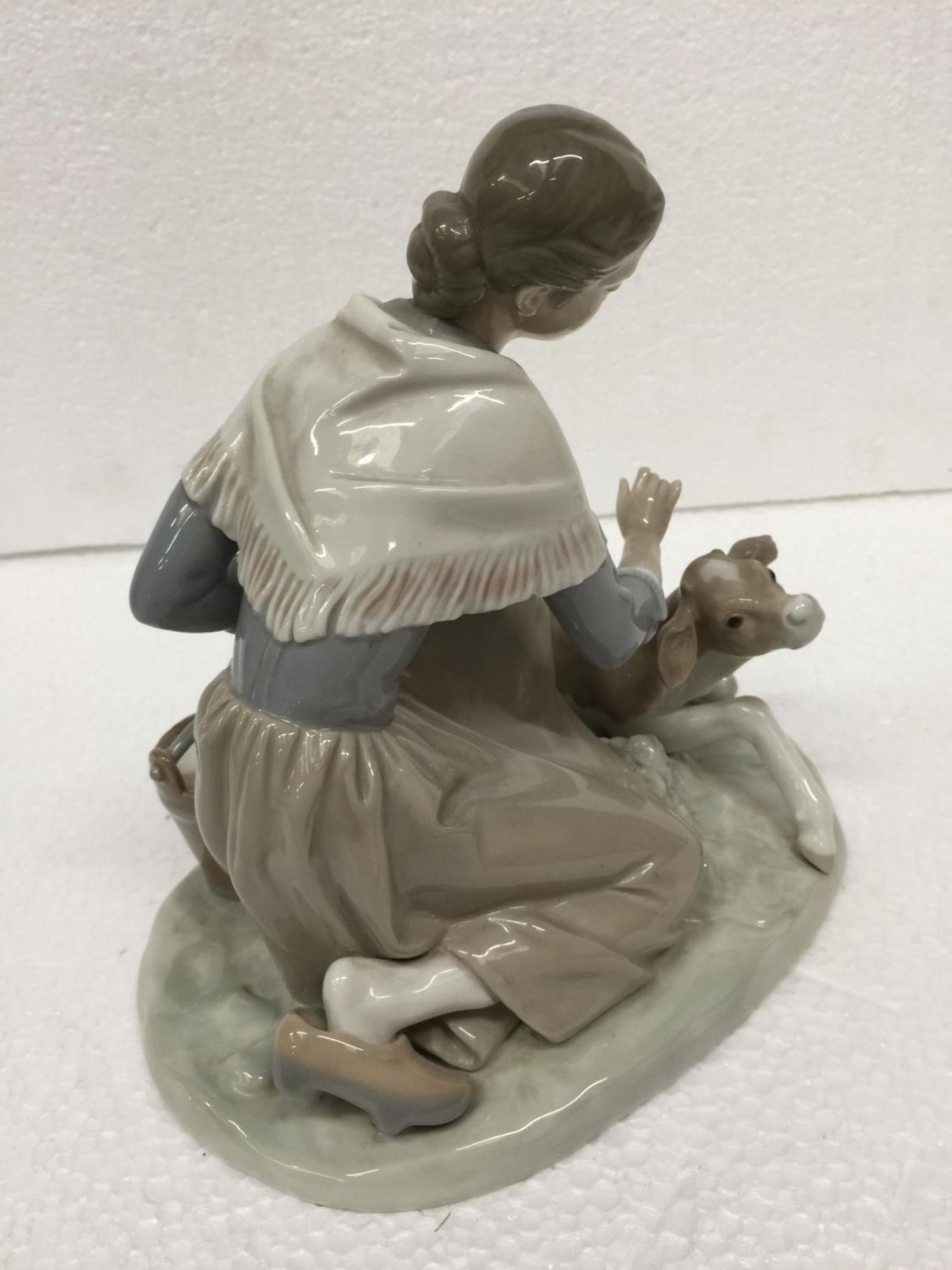 A LLADRO FIGURE 'CARESSING A LITTLE CALF' FINGERS A/F - Image 3 of 5