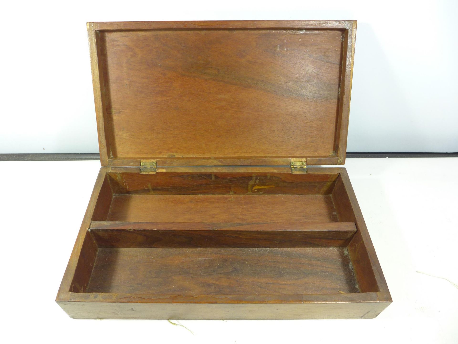 A MAHOGANY VENEERED BOX SUITABLE TO HOLD A PISTOL OR PAIR OF PISTOLS, WIDTH 39CM, DEPTH 21.5CM, - Image 2 of 5