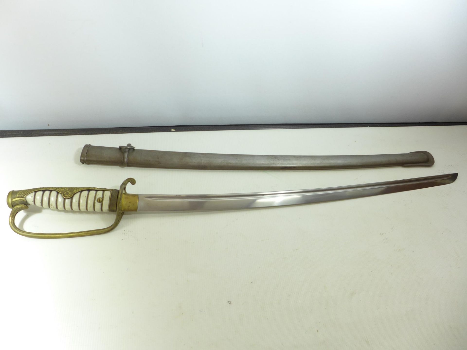 A JAPANESE CAVALRY OFFICERS SWORD AND SCABBARD, 64CM BLADE, PIERCED BRASS GUARD - Image 3 of 10