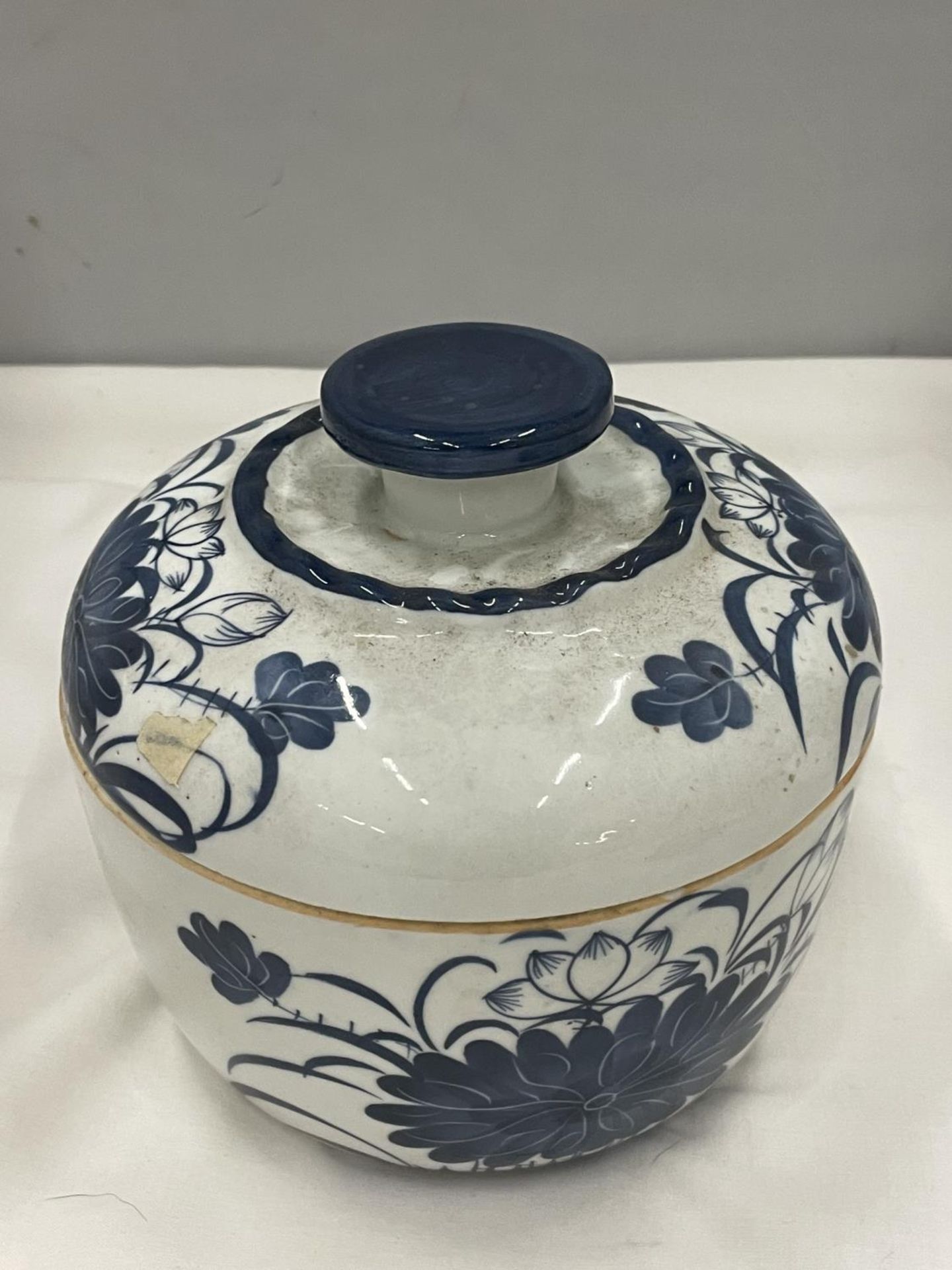 A BLUE AND WHITE ORIENTAL STYLE LIDDED POT - Image 3 of 5