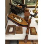 A COLLECTION OF TREEN ITEMS TO INCLUDE A BOAT, CART, A DUCK, FROG, ETC