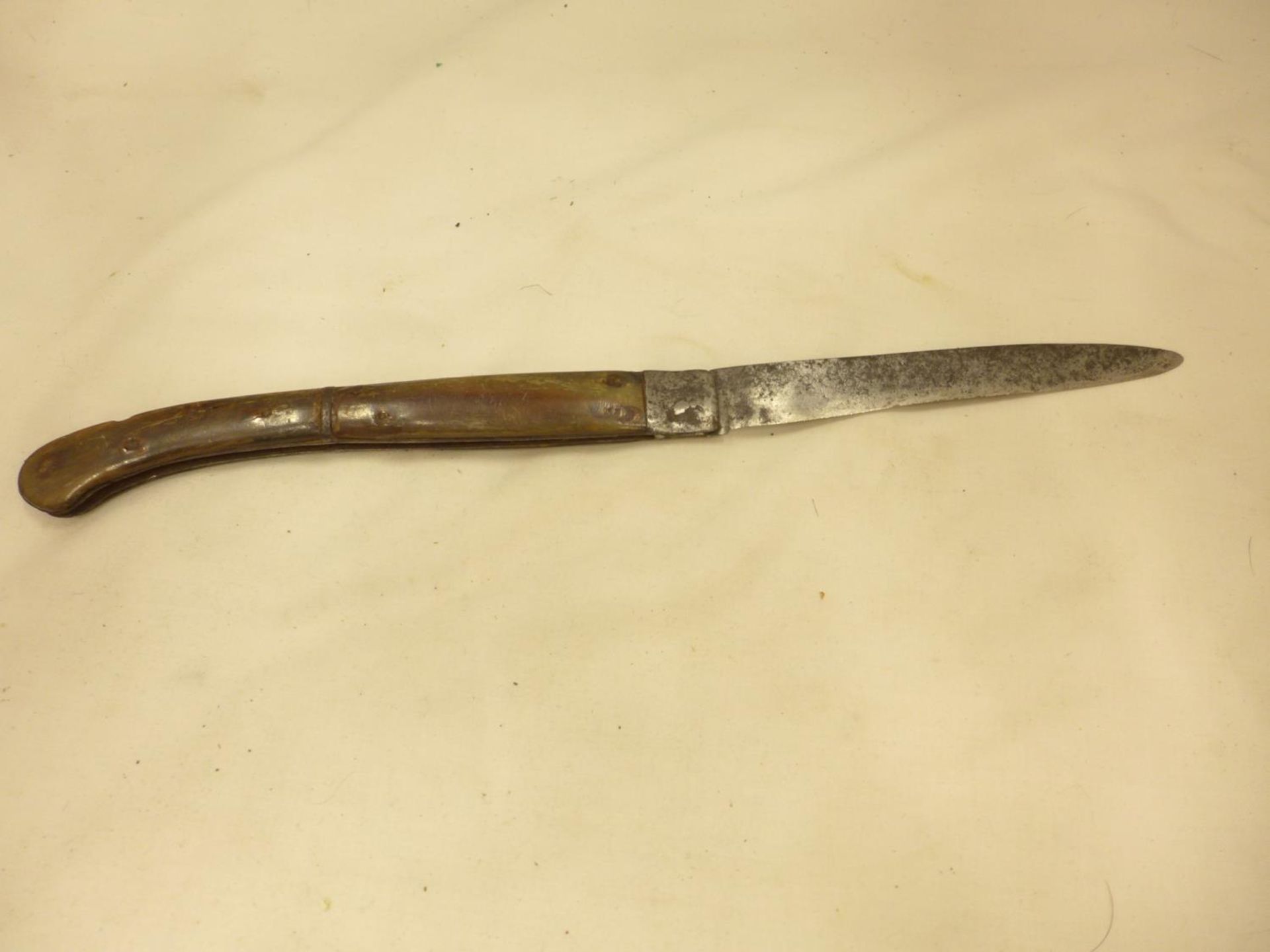 A VINTAGE FOLDING KNIFE WITH HORN GRIP, 14CM BLADE - Image 5 of 11