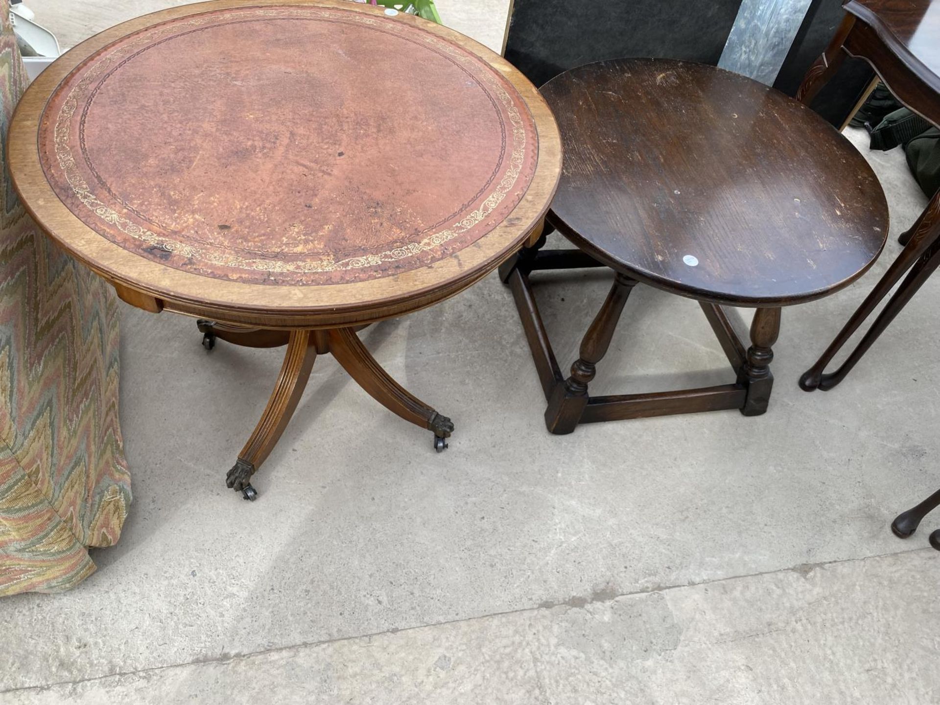 A NEST OF THREE TABLES, 22" DIAMETER, LAMP TABLE AND 24" DIAMETER TABLE WITH INSET LEATHER TOP - Bild 2 aus 7