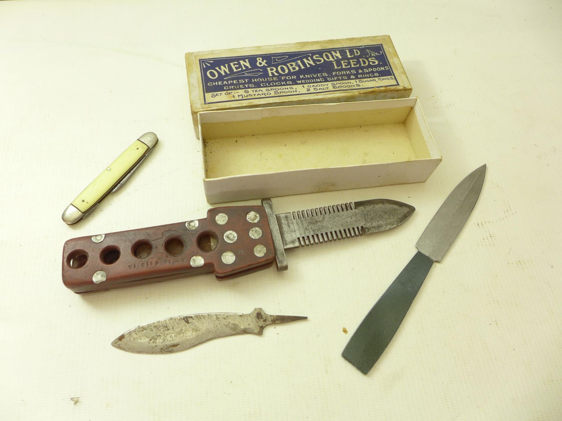 FOUR ASSORTED KNIVES, BLADES VARY FROM 9CM TO 10.5CM - Image 2 of 5