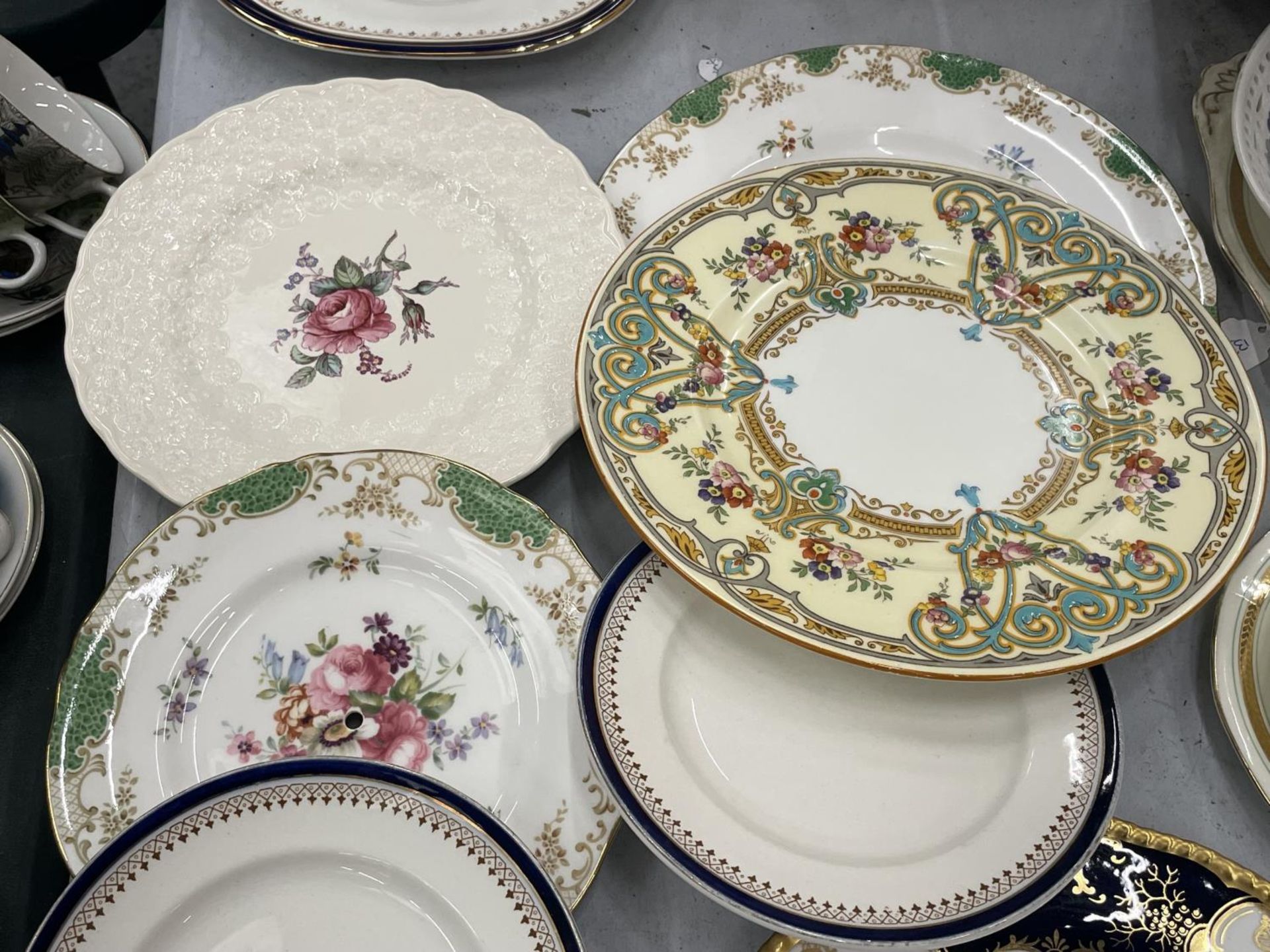 SIX TUSCAN CHINA PLANT CUPS, SAUCERS AND SIDE PLATES PLUS A QUANTITY OF COLLECTABLE PLATES TO - Image 4 of 7