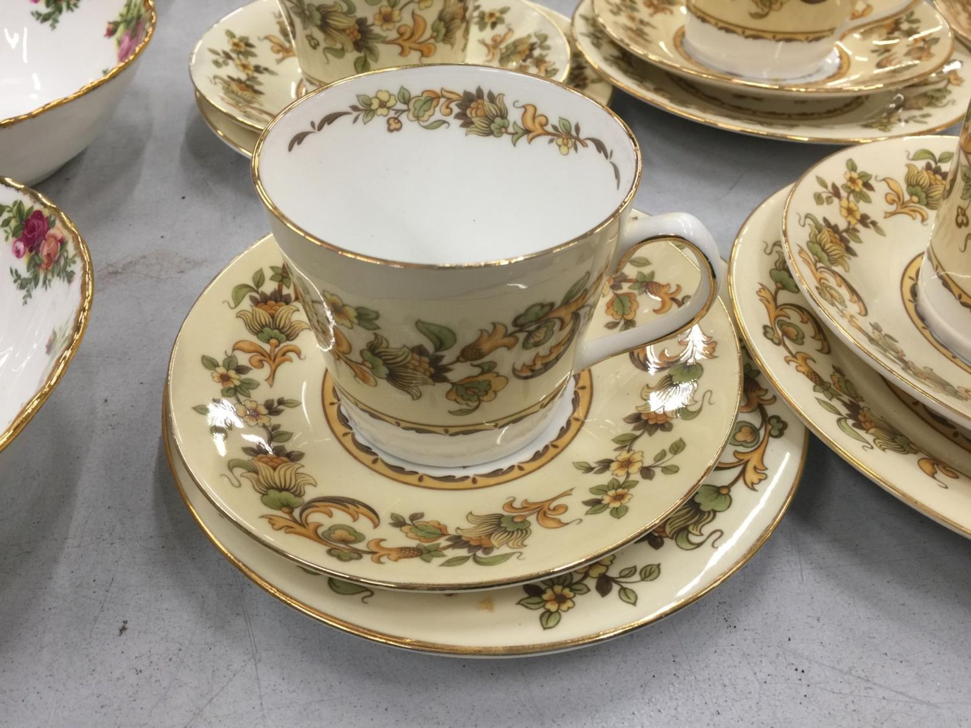 A QUANTITY OF ELIZABETHAN 'AUTUMN SONG' CUPS, SAUCERS AND SIDE PLATES - Image 3 of 7