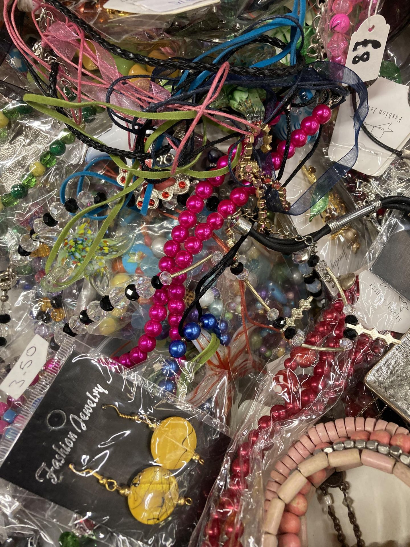 A LARGE QUANTITY OF COSTUME JEWELLERY TO INCLUDE BEADS, BANGLES, BRACELETS, EARRINGS, ETC - Image 2 of 4