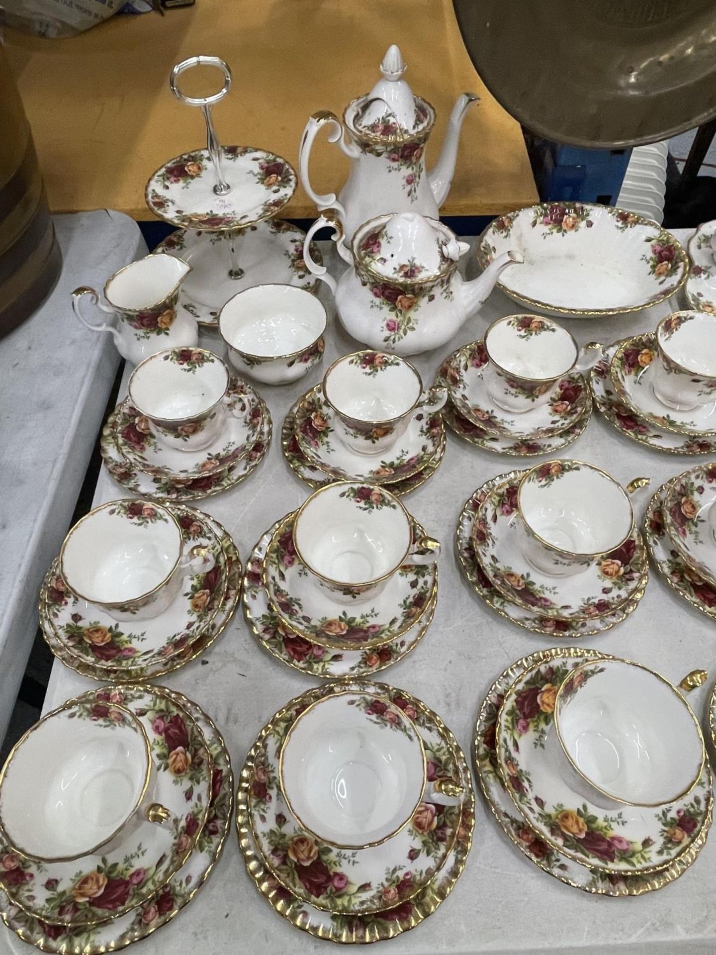 A LARGE COLLECTION OF ROYAL ALBERT OLD COUNTRY ROSES TO INCLUDE TRIOS, CAKE PLATE, SANDWICH PLATES - Image 4 of 7