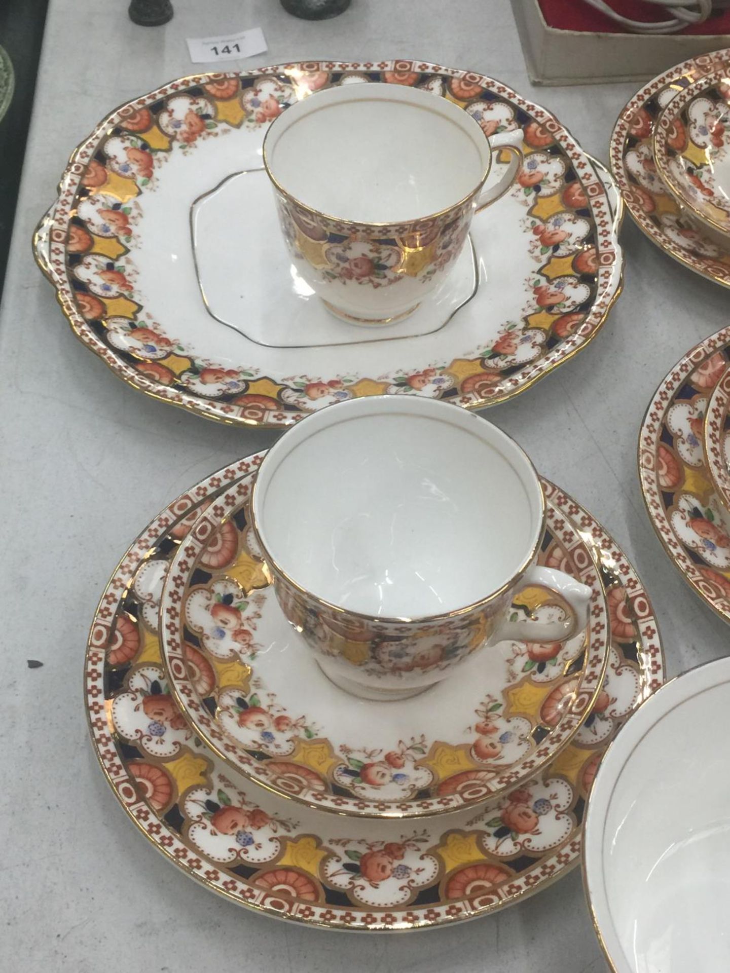 A QUANTITY OF SALISBURY CHINA 'TYNE' TO INCLUDE CAKE PLATE, CUPS, SAUCERS, SIDE PLATES AND A SUGAR - Image 4 of 6