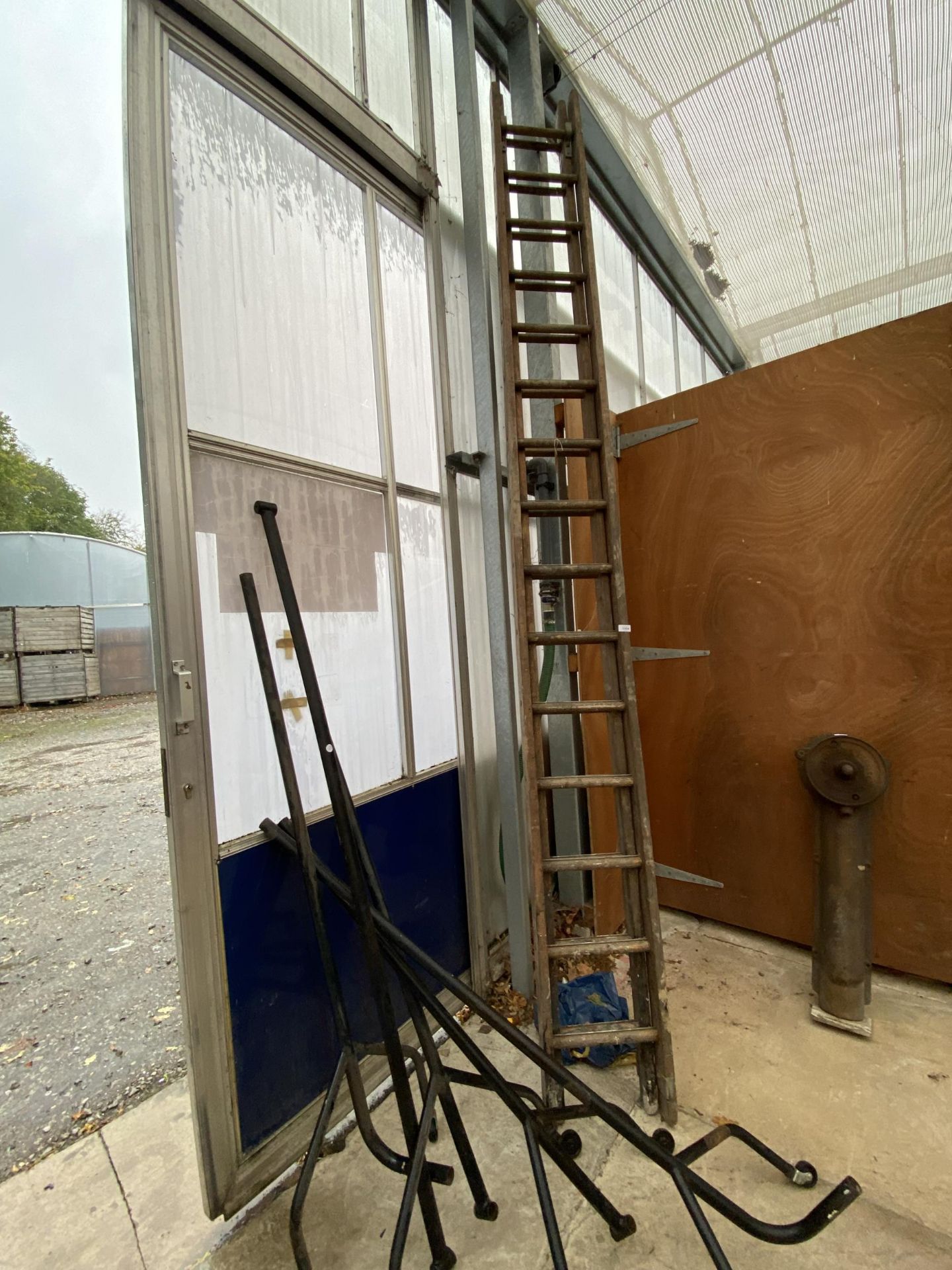 A VINTAGE WOODEN TWO SECTION 30 RUNG EXTENDABLE LADDER