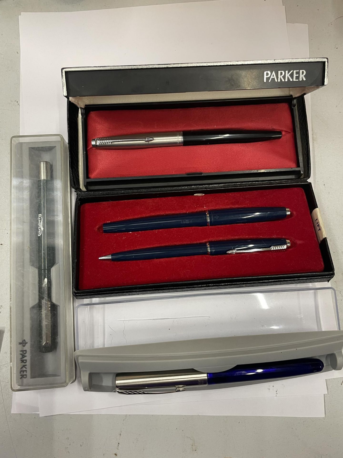 FIVE BOXED PARKER PENS TO INCLUDE FOUNTAIN, BALLPOINT, ROLLER BALL ETC