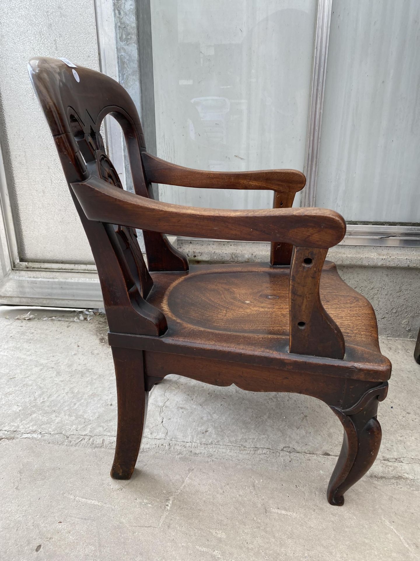 A VICTORIAN MAHOGANY CHILD'S ELBOW CHAIR WITH FRONT CABRIOLE LEGS - Image 2 of 4