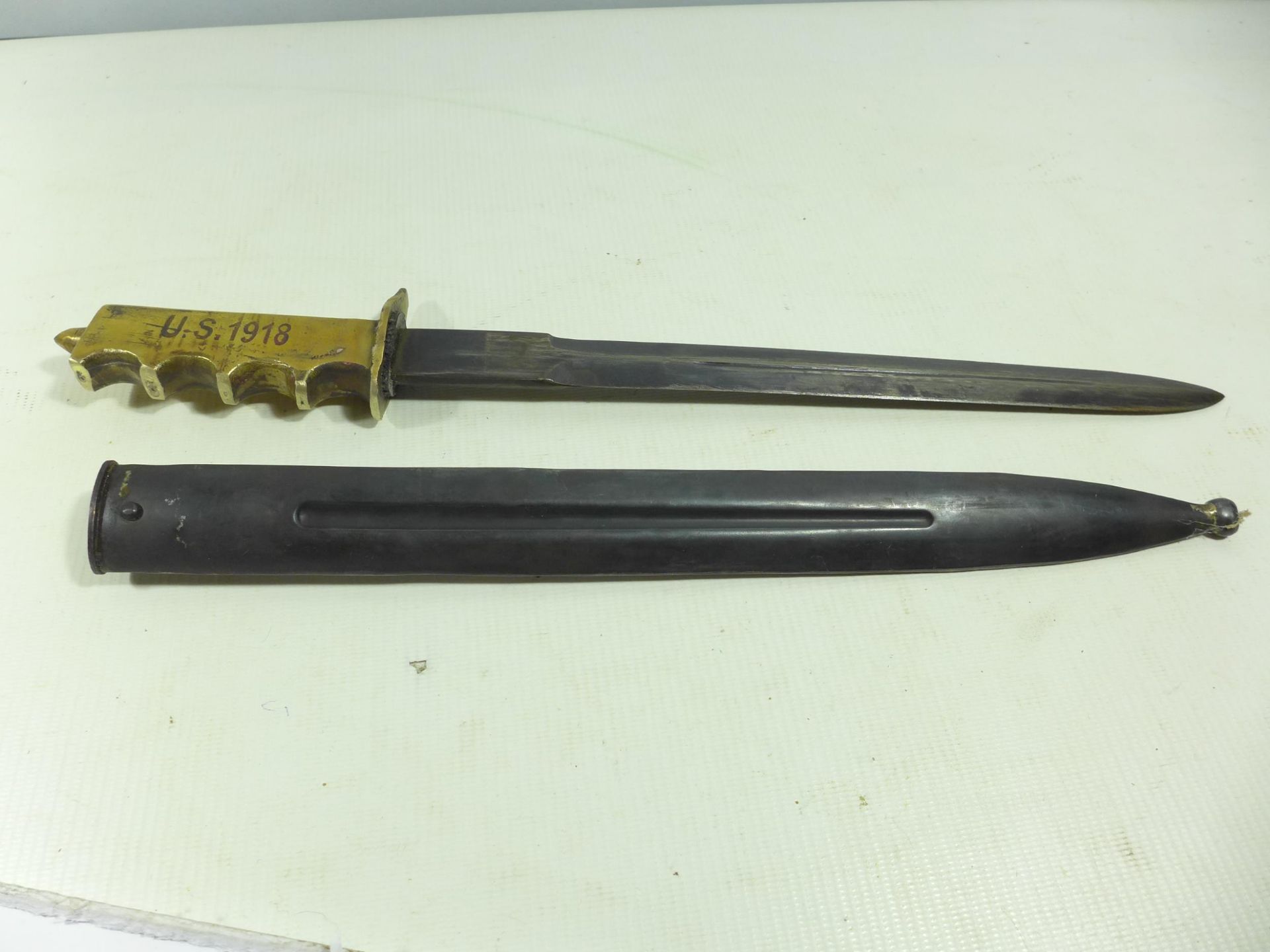 A BRASS GRIPPED FIGHTING KNIFE AND SCABBARD, 29.5CM BLADE - Image 2 of 5