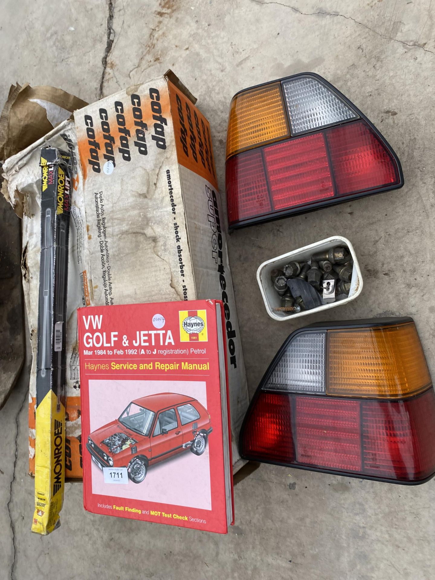 AN ASSORTMENT OF AUTOMOBILE ITEMS TO INCLUDE REAR LIGHTS, A HAYNES MANUAL AND COFAP SHOCK - Image 2 of 2