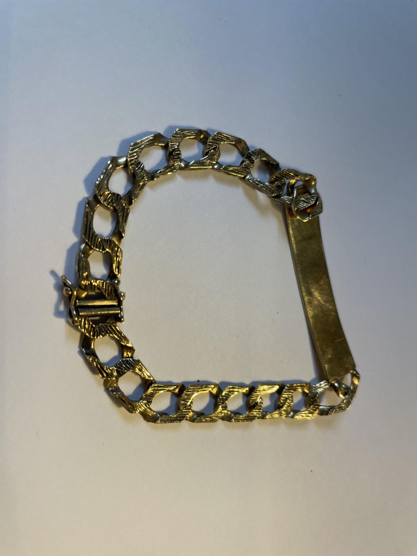 A 9 CARAT GOLD IDENTITY BRACELET MARKED 375 GROSS WEIGHT 12 GRAMS - Image 2 of 3