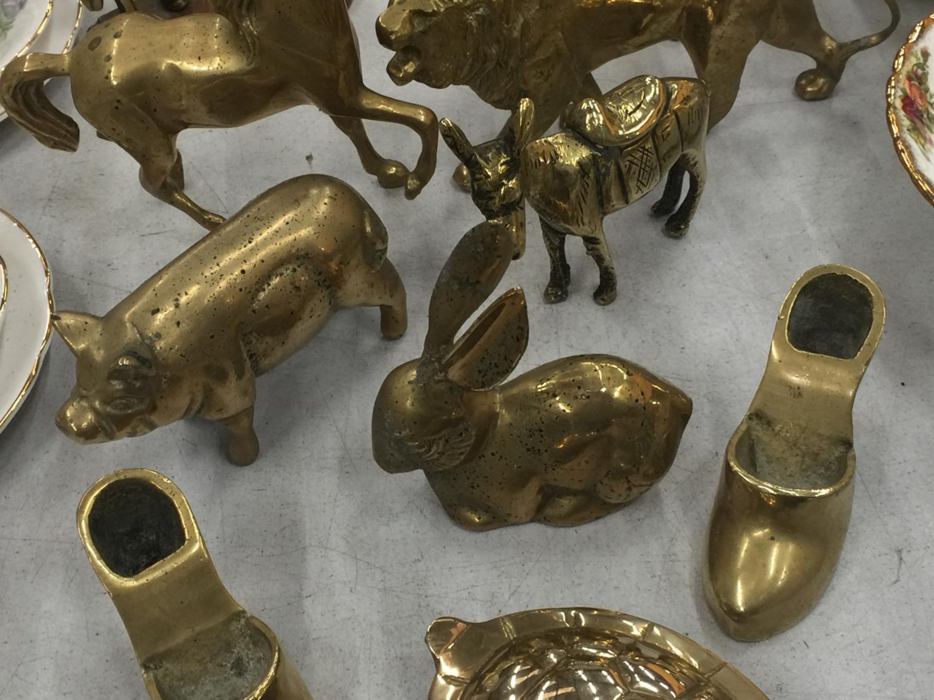 A QUANTITY OF BRASS ITEMS TO INCLUDE ANIMAL FIGURES, SHOES, ETC - Image 3 of 5