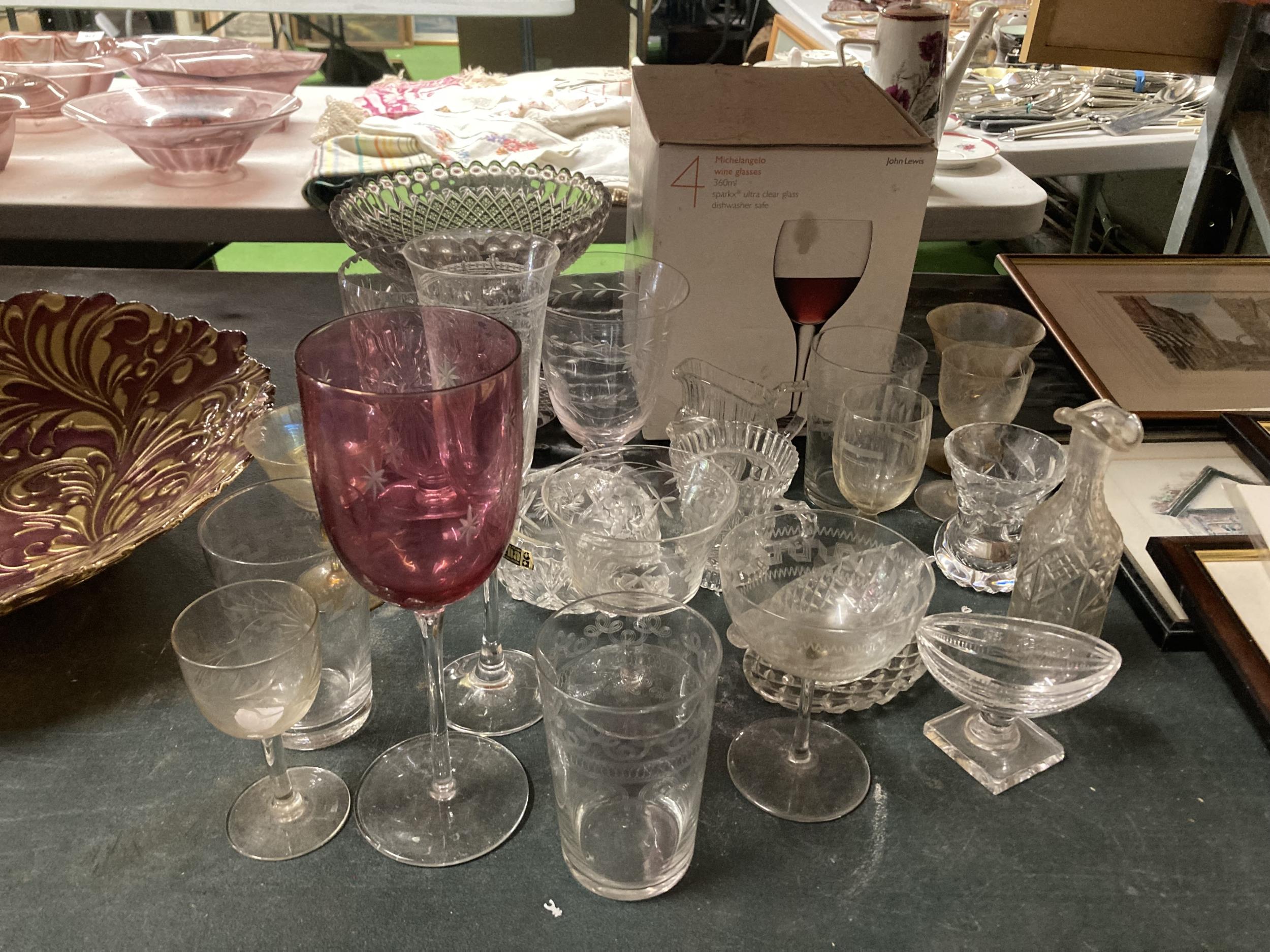 A COLLECTION OF GLASSWARE AND GLASSES TO INCLUDE A CAKE STAND, VASES, JUGS, ETC PLUS BOXED WINE