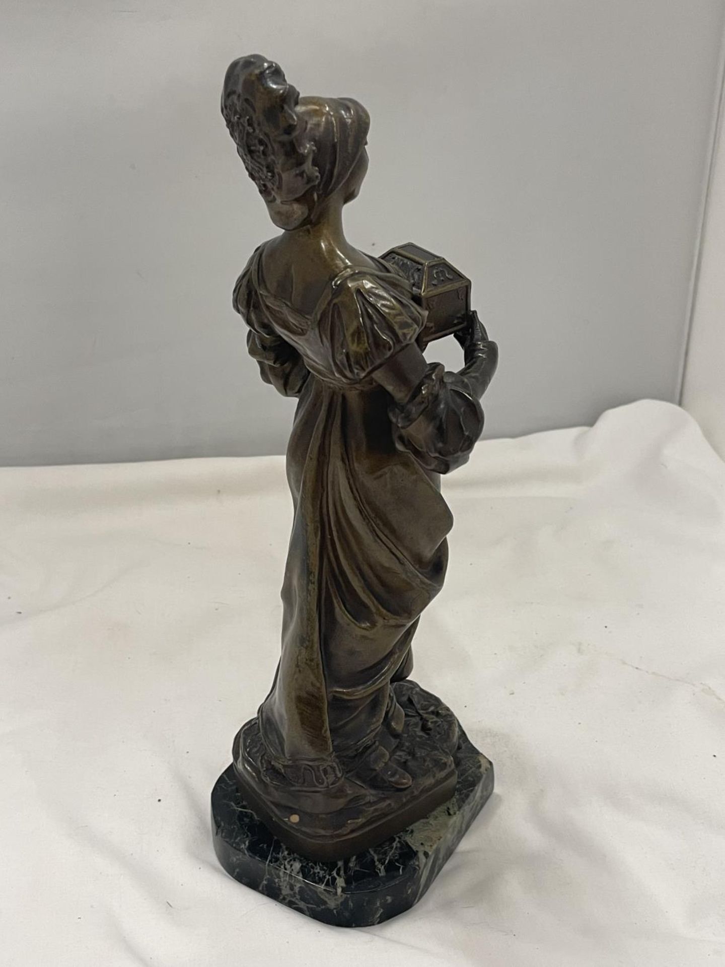 A BRONZED STATUE OF A LADY ON A MARBLE BASE HEIGHT 30CM - Bild 4 aus 4