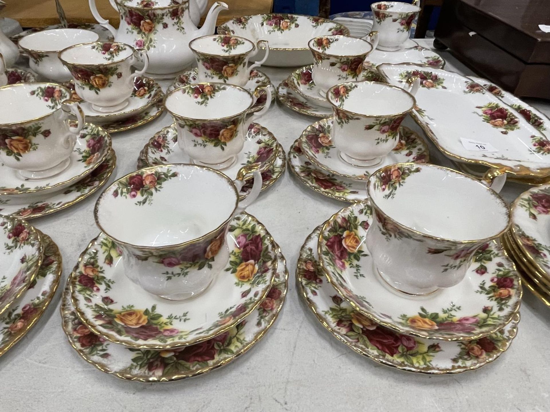 A LARGE COLLECTION OF ROYAL ALBERT OLD COUNTRY ROSES TO INCLUDE TRIOS, CAKE PLATE, SANDWICH PLATES - Image 6 of 7