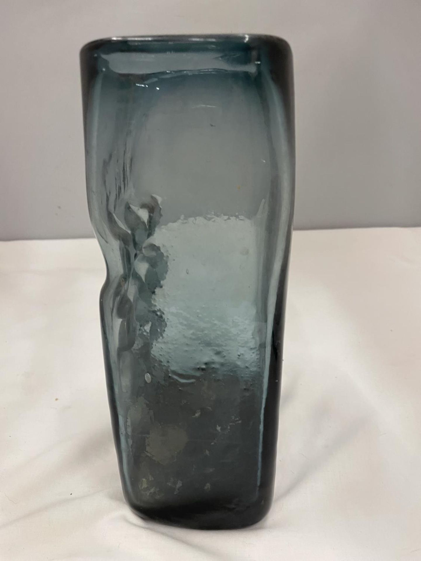 A POSSIBLY WHITEFRIARS NUTS AND BOLTS STYLE VASE HEIGHT 25CM - Image 2 of 5