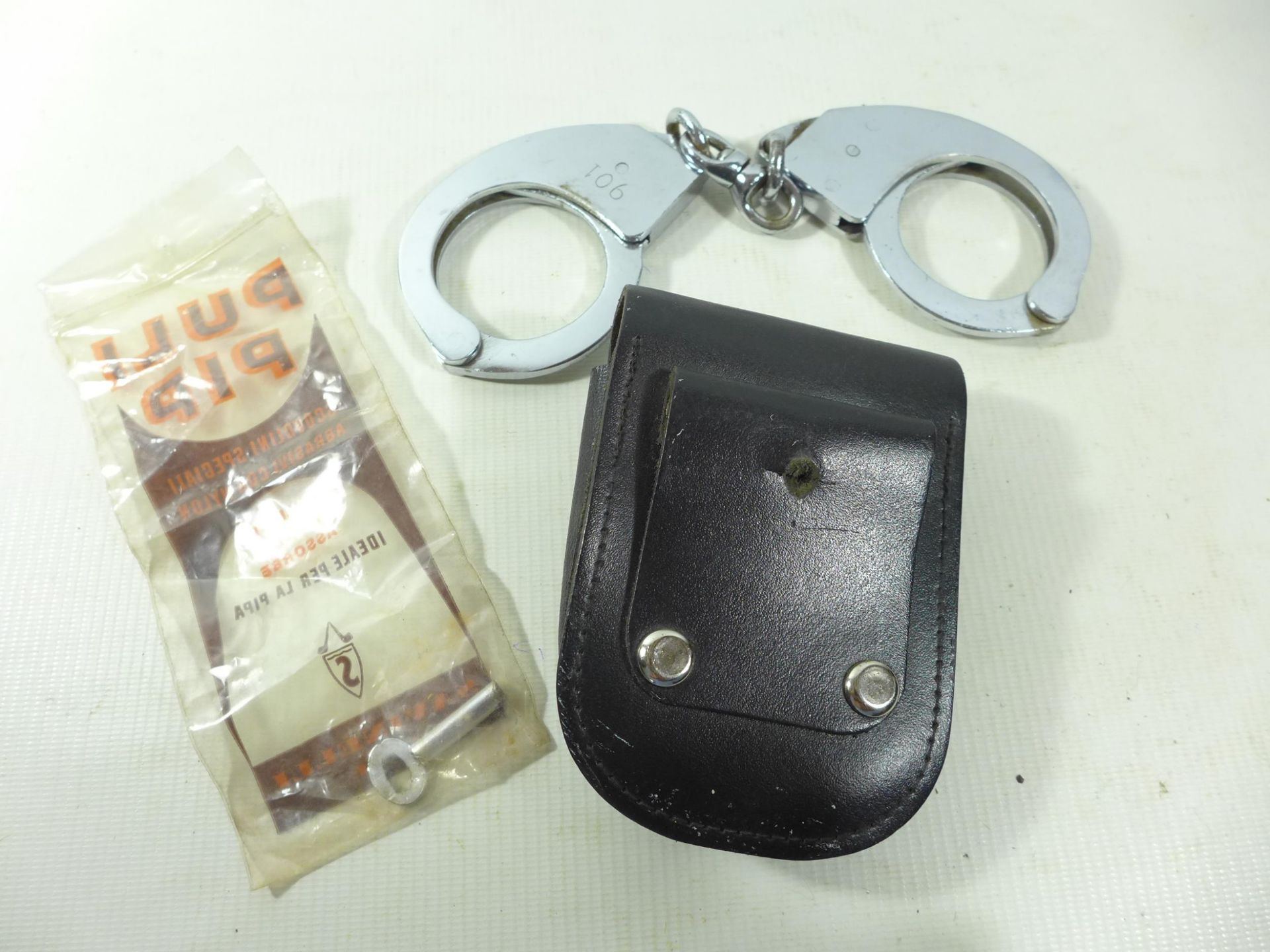 A PAIR OF HANDCUFFS, KEY AND POUCH - Image 2 of 7