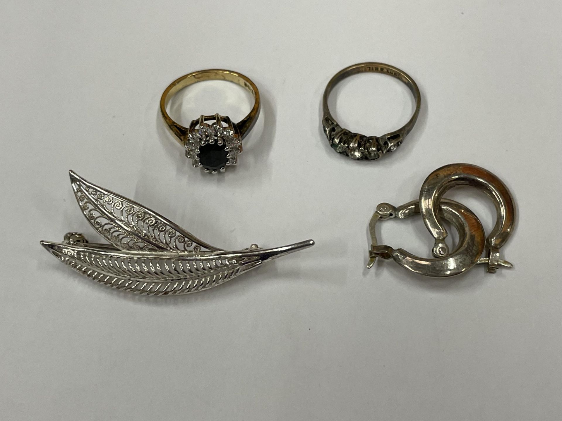 A QUANTITY OF SILVER ITEMS TO INCLUDE A PAIR OF EARRINGS, A BROOCH AND FOUR RINGS - Image 4 of 7