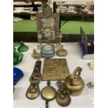 A QUANTITY OF BRASS ITEMS TO INCLUDE A KETTLE, HORSE BRASSES, LETTER RACK, CANDLESTICKS, MIRROR, ETC
