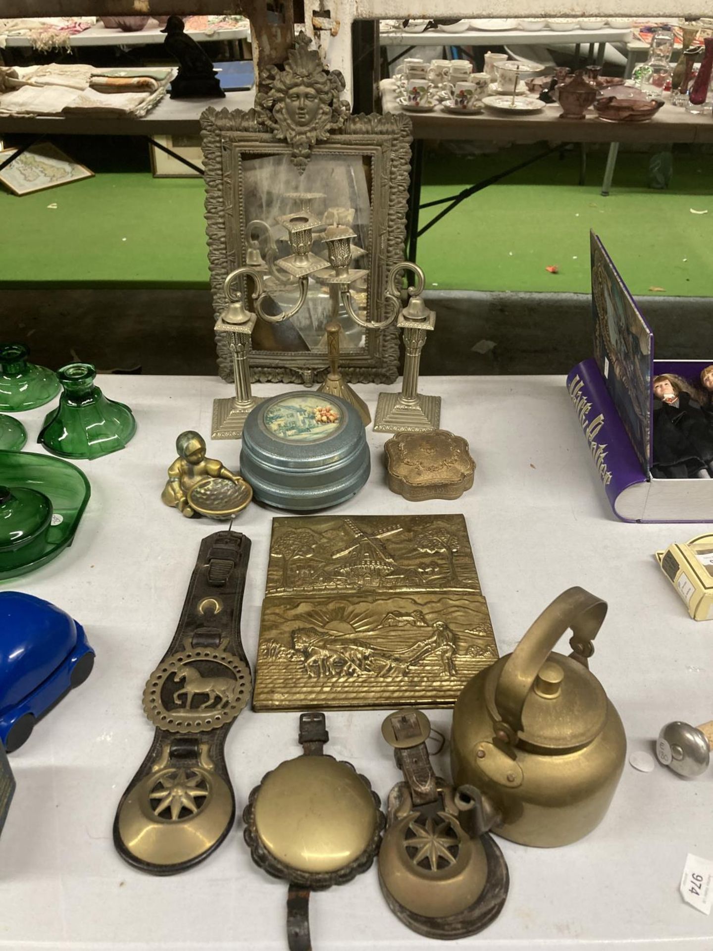 A QUANTITY OF BRASS ITEMS TO INCLUDE A KETTLE, HORSE BRASSES, LETTER RACK, CANDLESTICKS, MIRROR, ETC