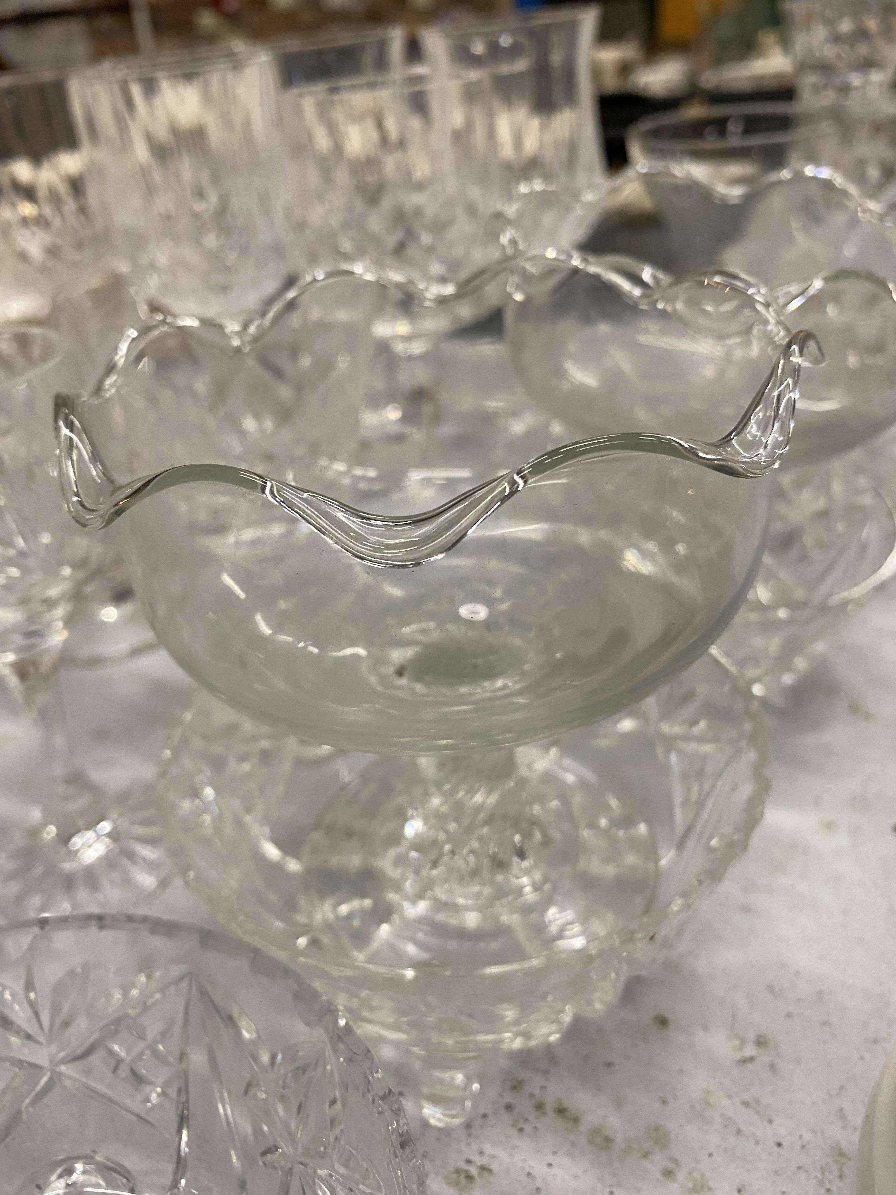 VARIDISHES ETCOUS ITEMS OF GLASSWARE TO INCLUDE GLASSES, DISHES ETC - Image 4 of 8