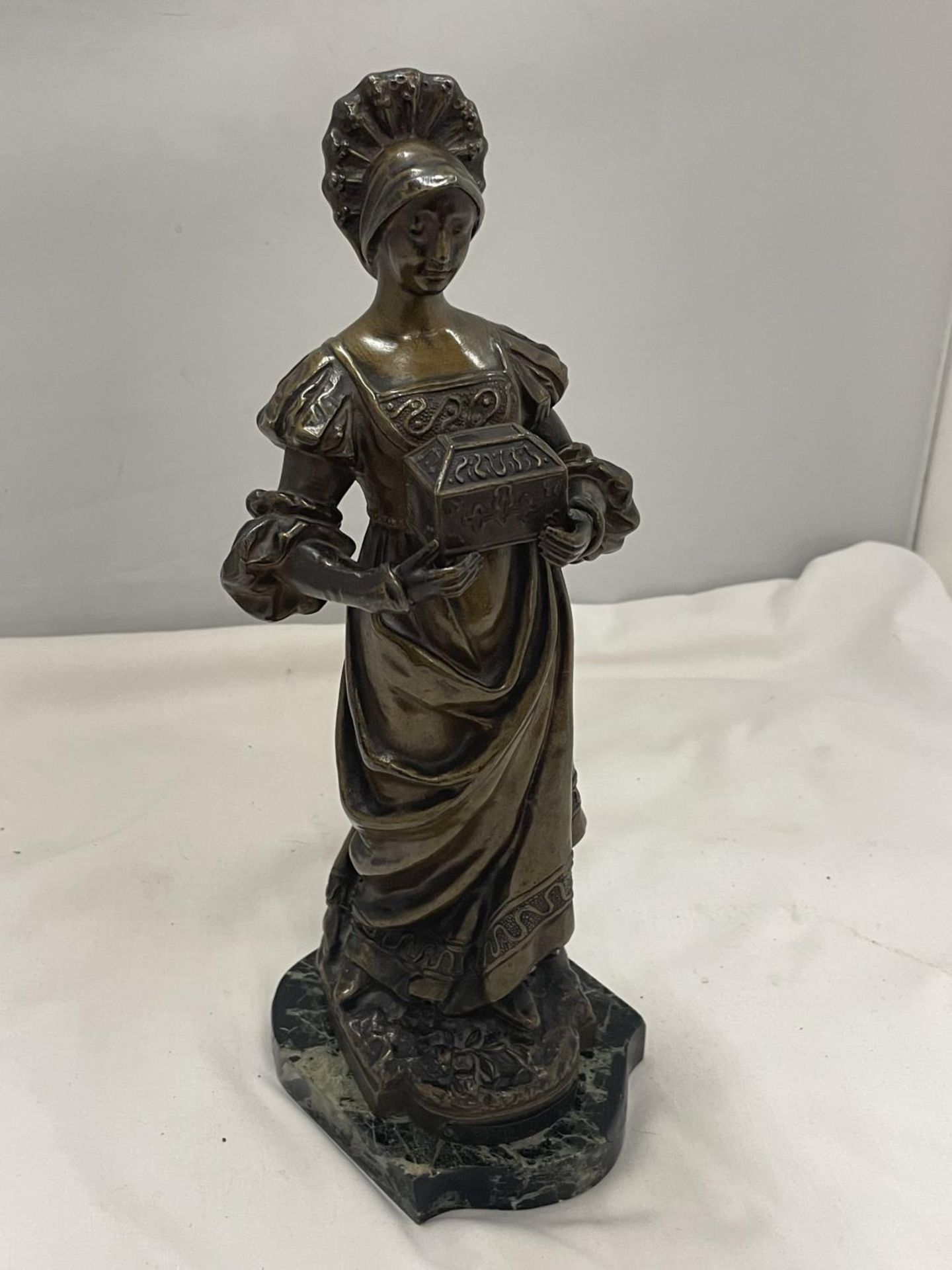 A BRONZED STATUE OF A LADY ON A MARBLE BASE HEIGHT 30CM