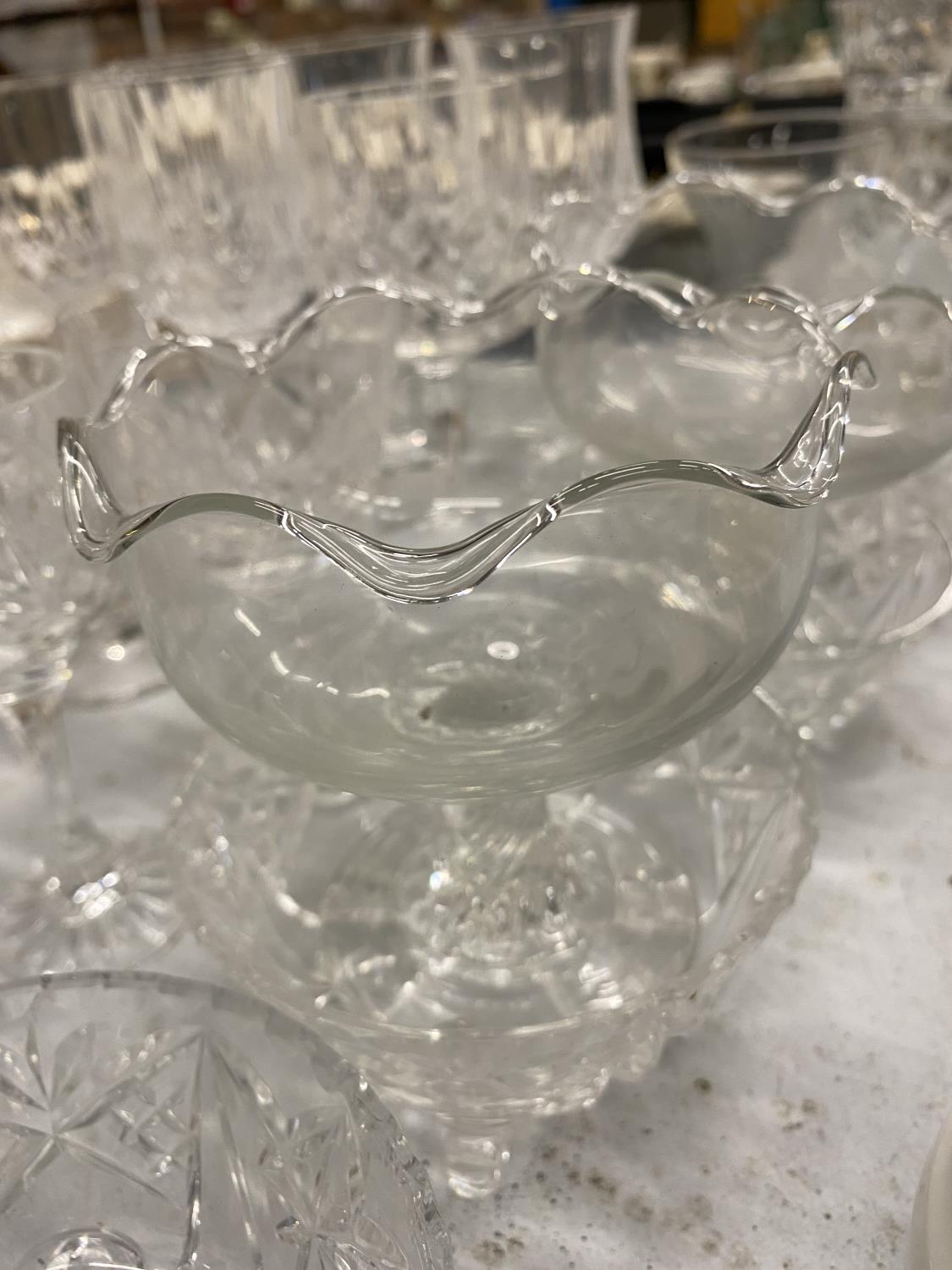 VARIDISHES ETCOUS ITEMS OF GLASSWARE TO INCLUDE GLASSES, DISHES ETC - Image 3 of 8
