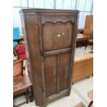 A MID 20TH CENTURY OAK HALL WARDROBE