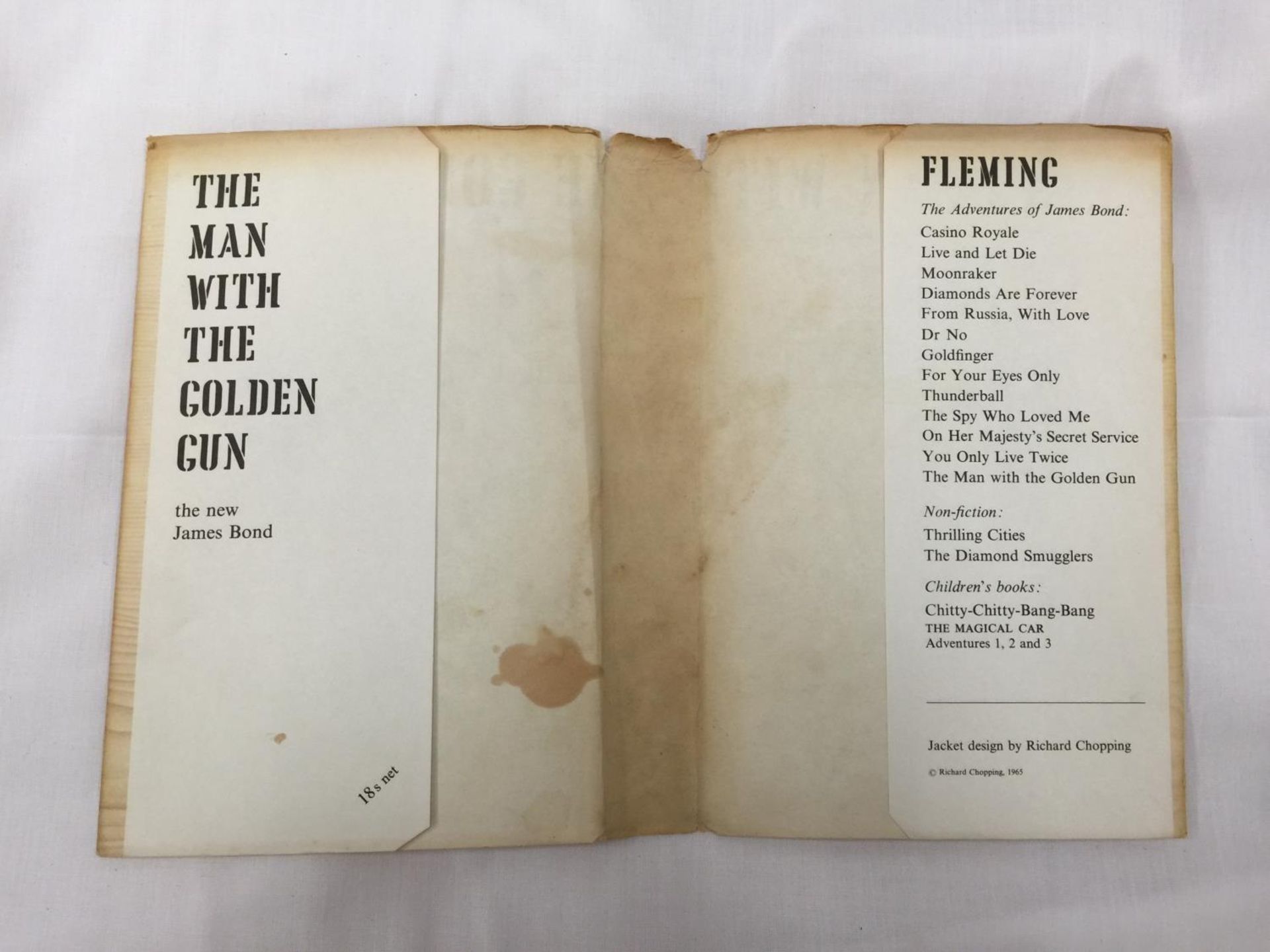 A FIRST EDITION JAMES BOND NOVEL - THE MAN WITH THE GOLDEN GUN BY IAN FLEMING, HARDBACK WITH DUST - Image 11 of 11