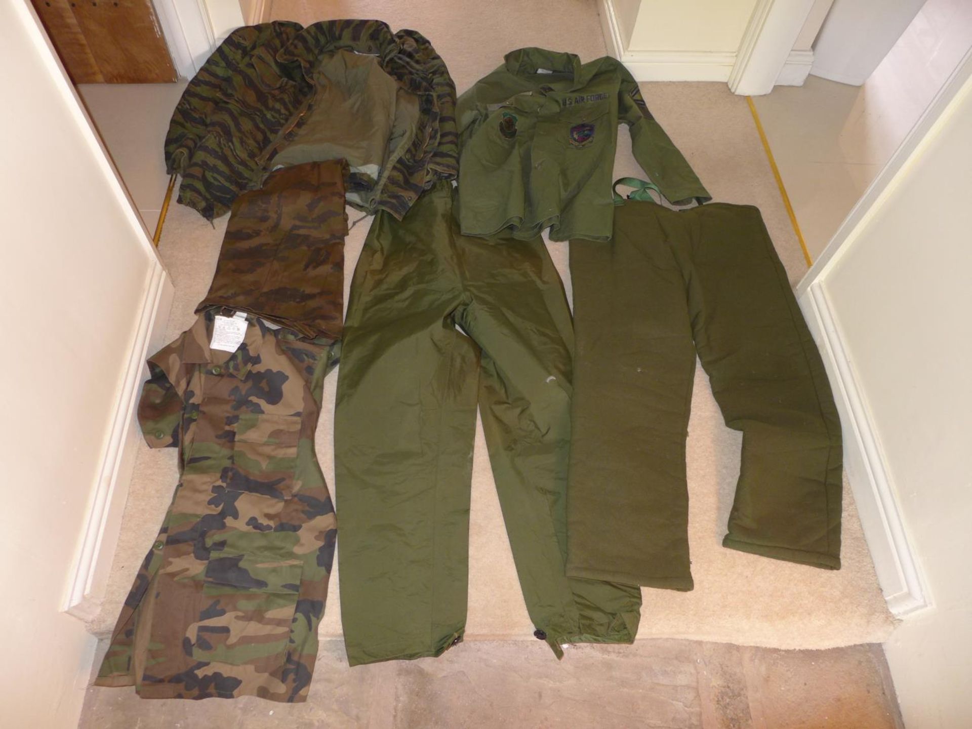 A LARGE COLLECTION OF MILITARY/SHOOTING/FISHING CLOTHING TO INCLUDE WATERPROOF JACKET, TROUSERS, - Image 2 of 5