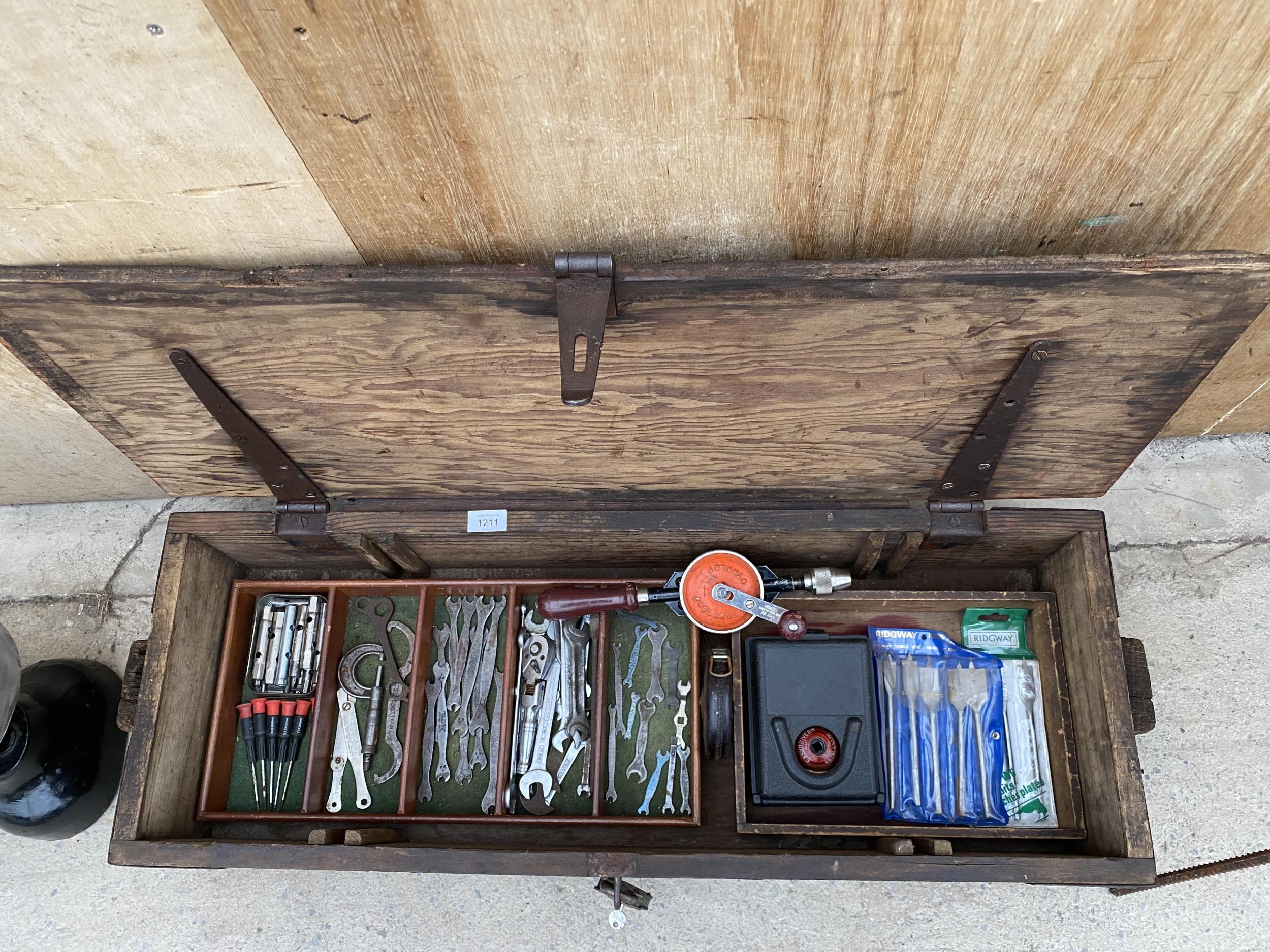 A VINTAGE WOODEN JOINERS CHEST WITH SECTIONAL STORAGE AND AN ASSORTMENT OF TOOLS TO INCLUDE - Bild 2 aus 12