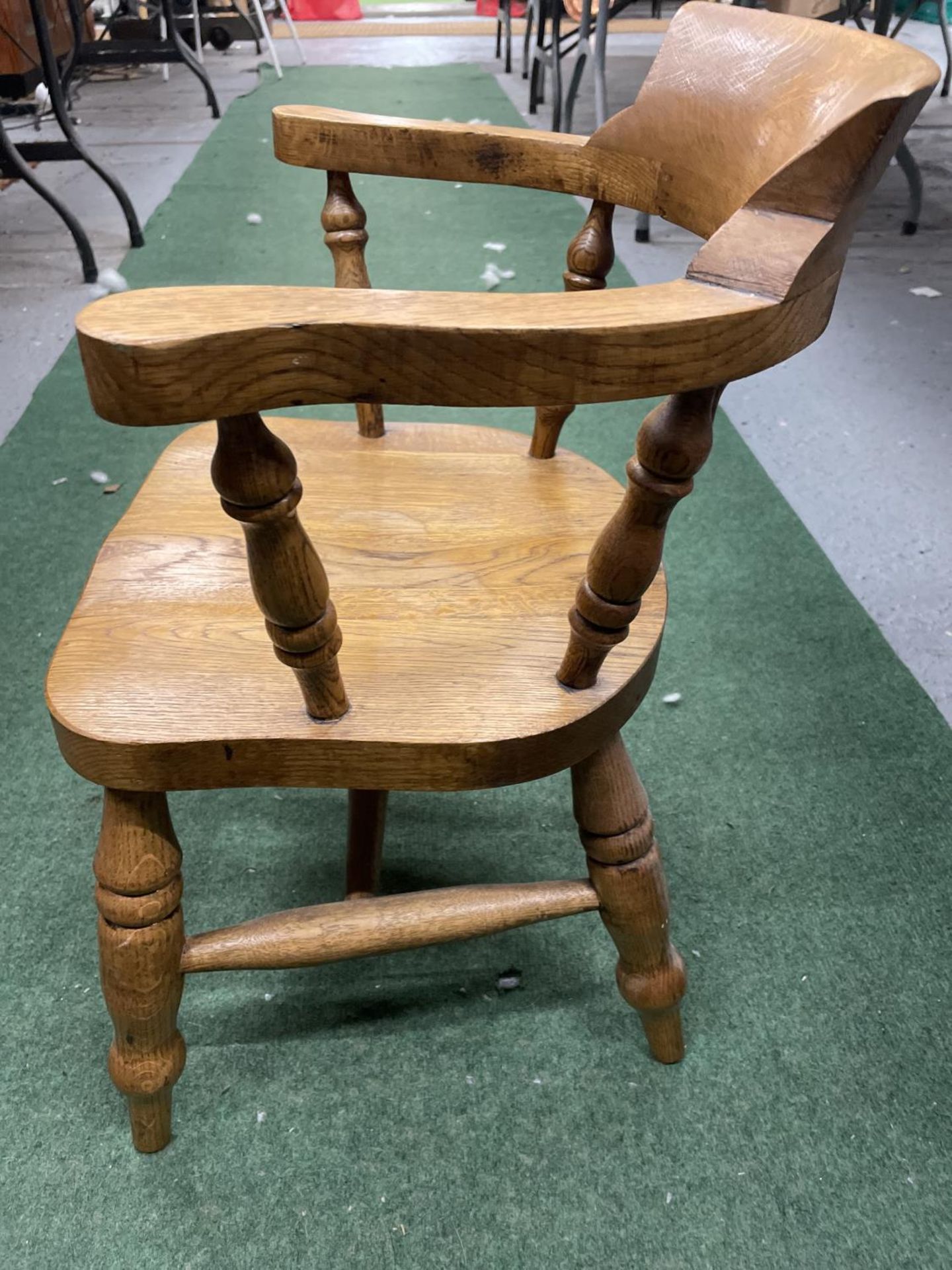 AN OAK CHILDS CAPTAINS CHAIR - Image 2 of 3