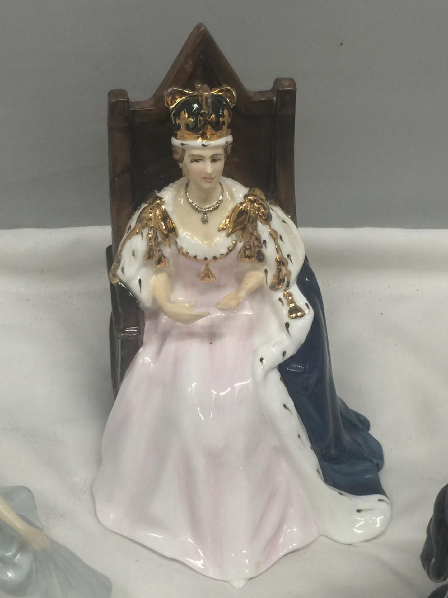 A QUANTITY OF FIGURINES, MOSTLY ROYAL DOULTON, TO INCLUDE PIROUETTE, THE QUEEN, ETC - ALL A/F - Image 9 of 13