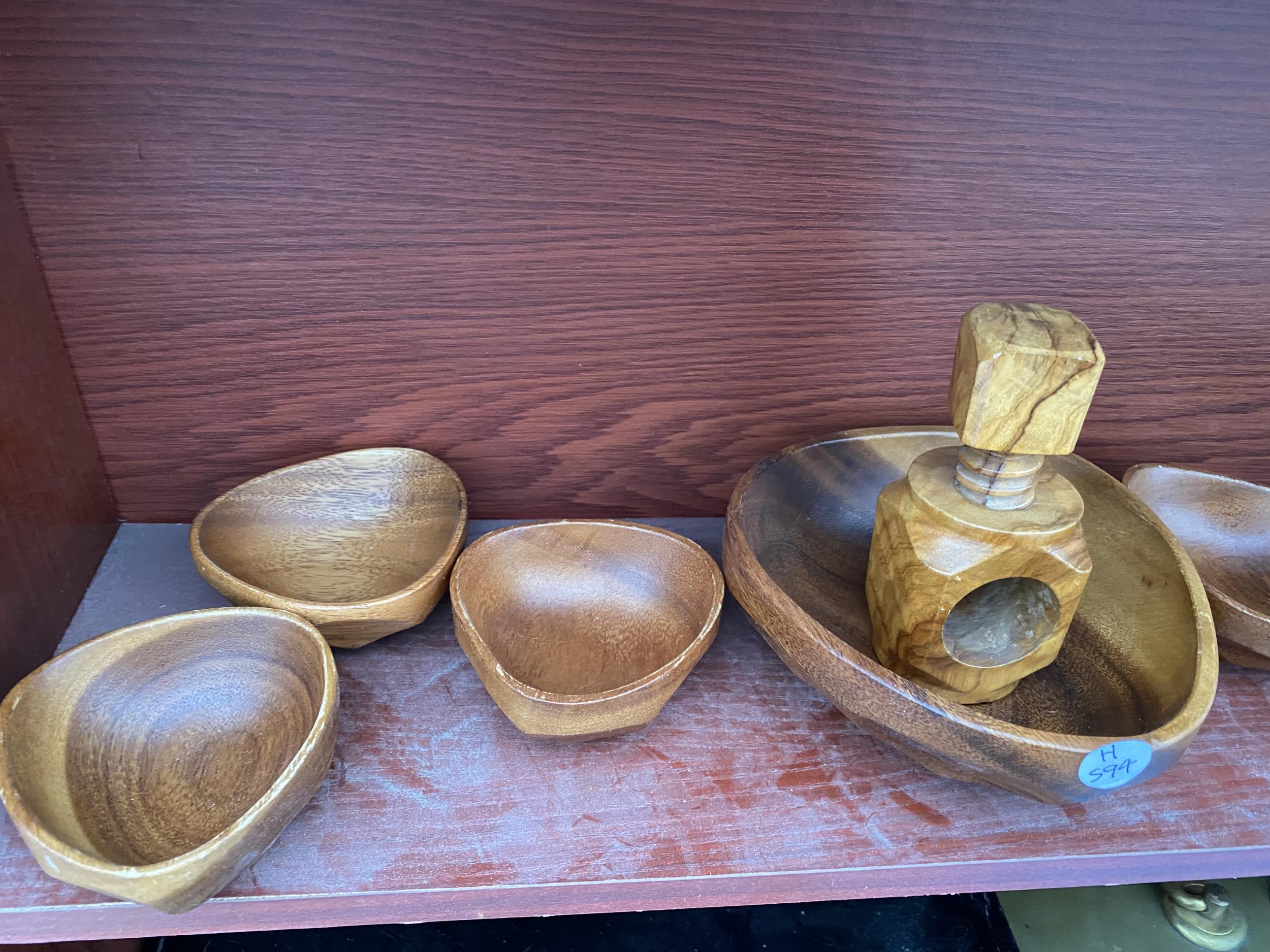 AN ASSORTMENT OF ITEMS TO INCLUDE TREEN BOWLS, A VASE AND AN ONTX TRINKET BOX ETC - Image 5 of 6