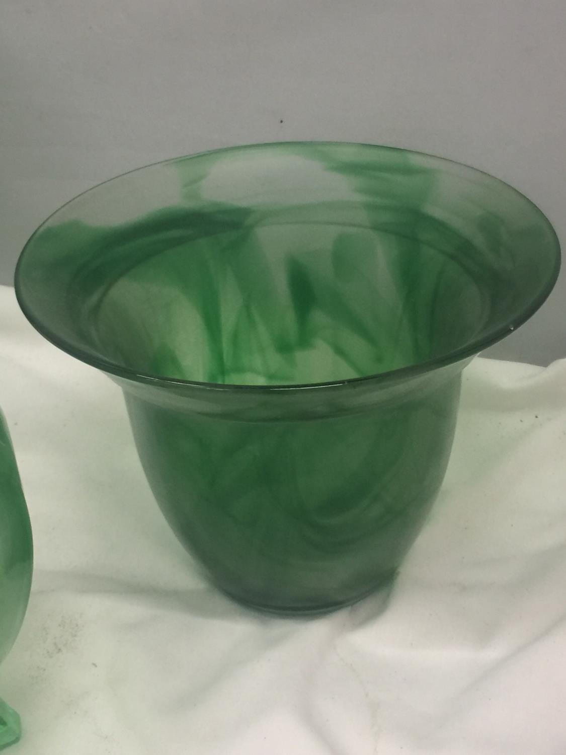 FIVE PIECES OF EMERALD GREEN CLOUD GLASS TO INCLUDE PLANTERS AND VASES - Image 6 of 6