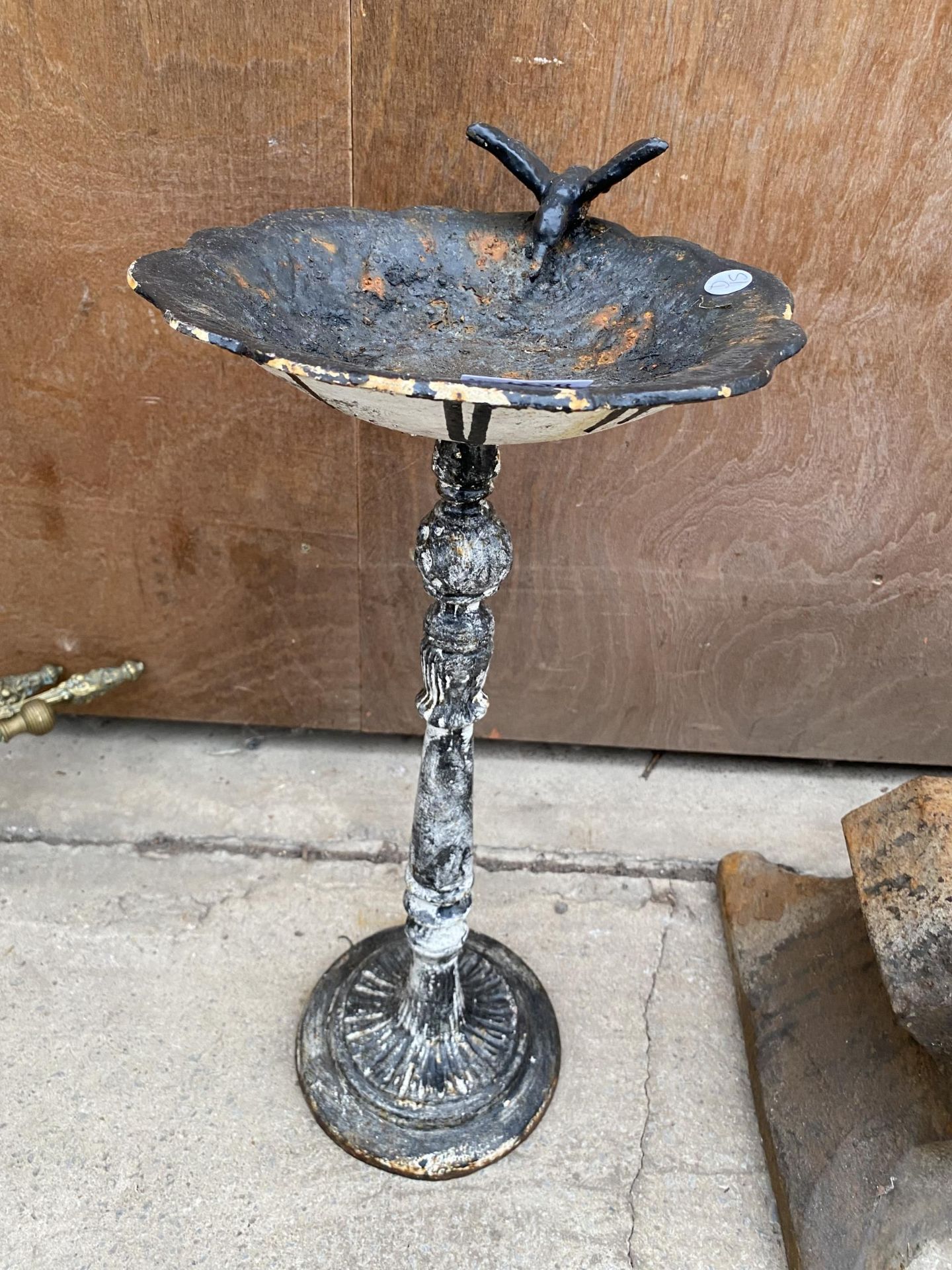 A SMALL CAST IRON BIRD TABLE WITH BIRD FIGURE (H:53CM)