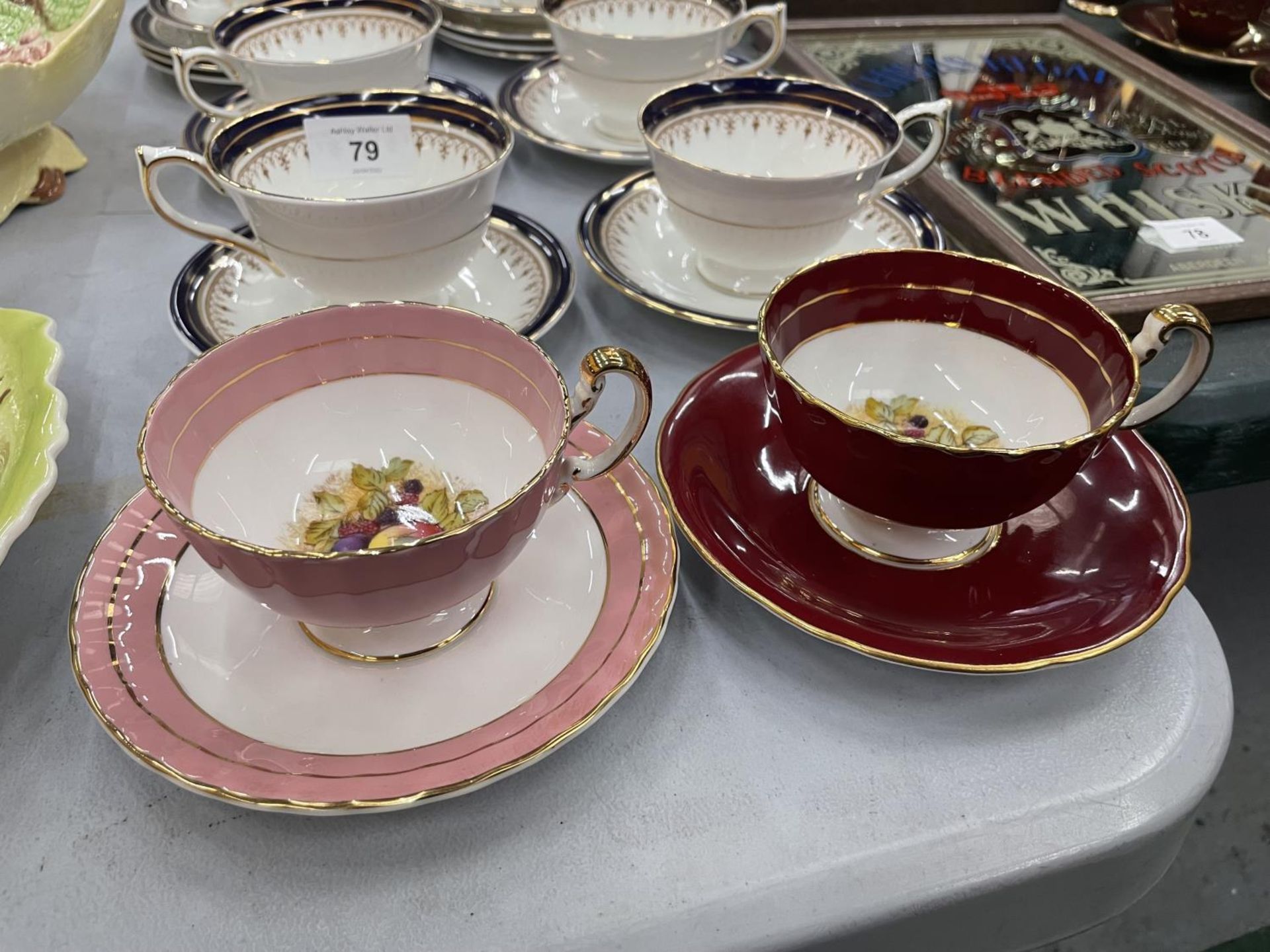 A QUANTITY OF AYNSLEY TEAWARE TO INCLUDE 'LEIGHTON' CUPS, SAUCERS, SIDE PLATES, CAKE PLATE SUGAR - Image 2 of 6