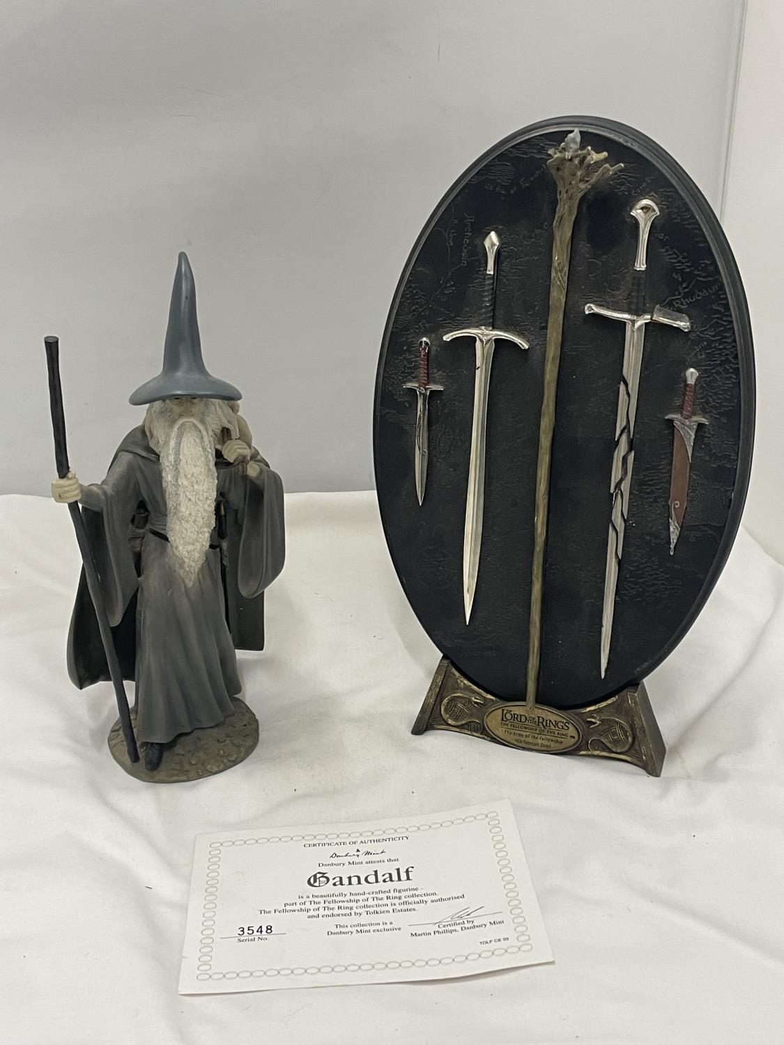 A LORD OF THE RINGS PLAQUE ON A STAND BY DANBURY MINT, LIMITED EDITION 393/700 FROM THE ARMS OF