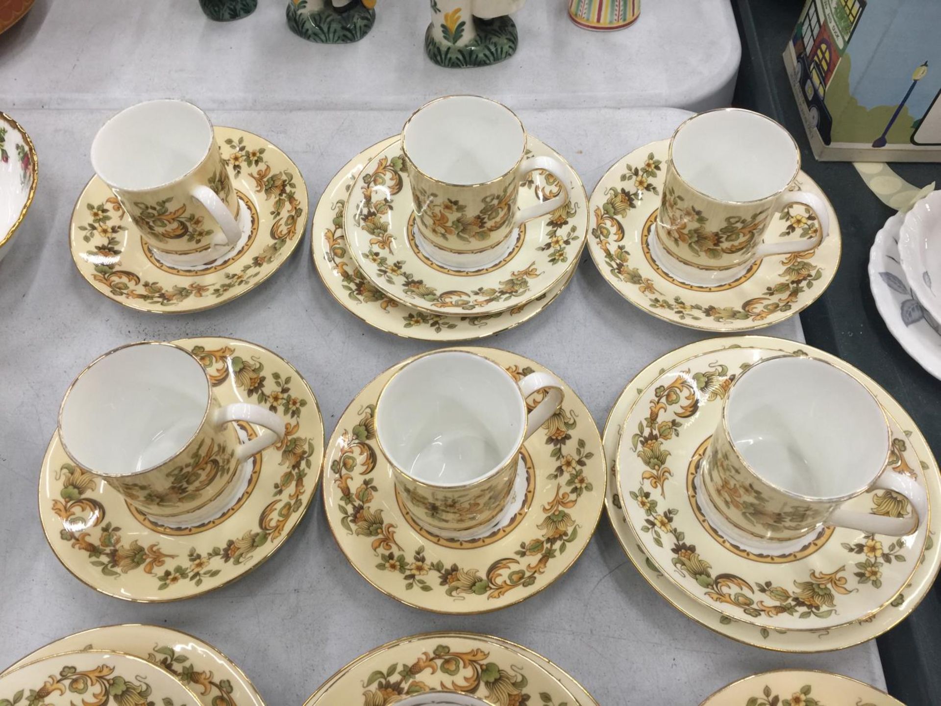 A QUANTITY OF ELIZABETHAN 'AUTUMN SONG' CUPS, SAUCERS AND SIDE PLATES - Image 5 of 7