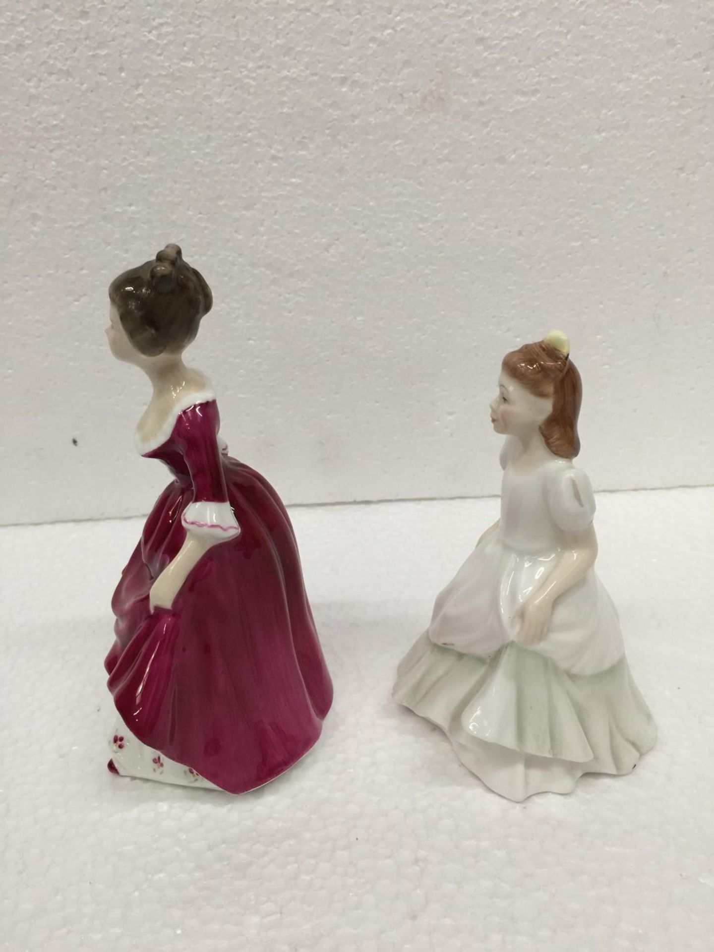 A ROYAL DOULTON SMALL FIGURINE "KERRY" 13 CM TOGETHER WITH A FURTHER FINE BONE CHINA FIGURINE "CARA" - Image 4 of 5