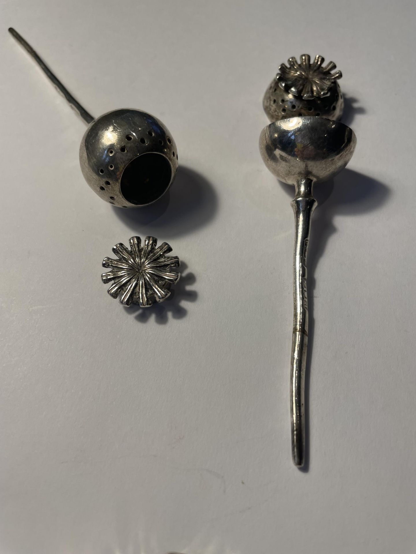 A HALLMARKED LONDON SILVER POPPY SEED HEAD VINIGARETTE ON A LEAF DESIGN HOLDER (ONE POPPY HEAD A/F) - Image 3 of 7