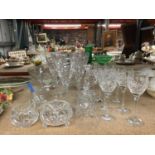 A QUANTITY OF GLASSWARE TO INCLUDE WINE GLASSES, BELLS, BOWLS, ETC