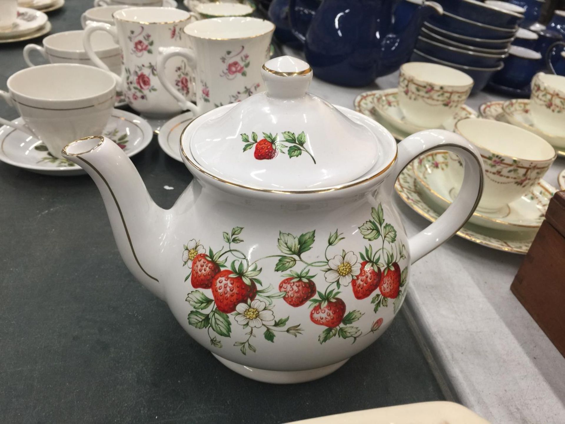 FOUR COLLECTABLE TEAPOTS TO INCLUDE SADLER STRAWBERRY, SADLER HEXAGON SHAPE, ETC - Image 5 of 6