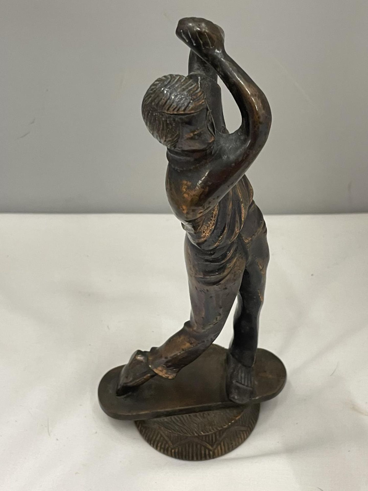 A BRONZE FIGURE OF A GOLFER (MISSING CLUB) - Image 4 of 4