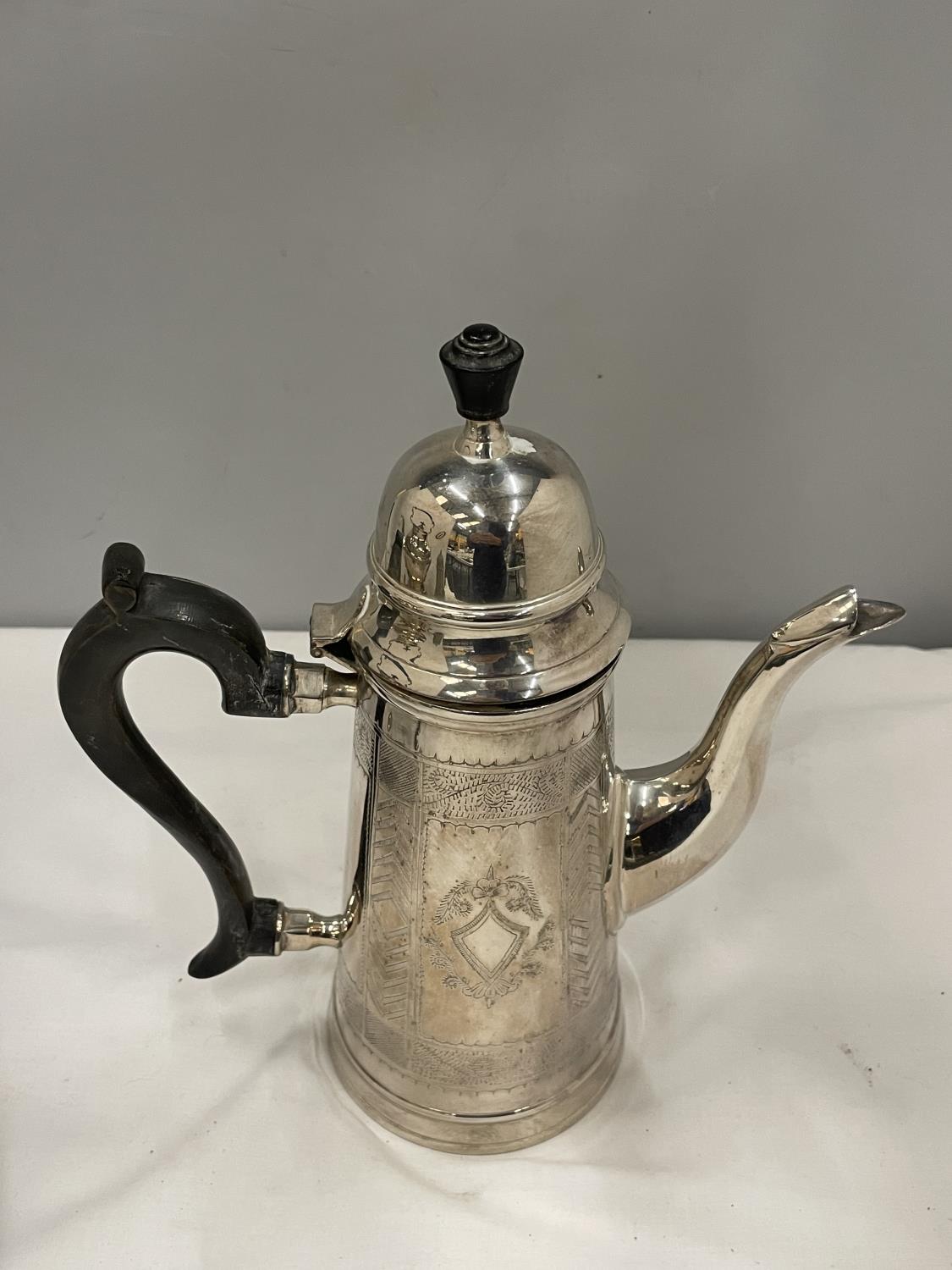 THREE SILVER PLATED ITEMS TO INCLUDE A SPIRIT KETTLE, COFFEE POT AND A SUGAR SIFTER - Image 7 of 10