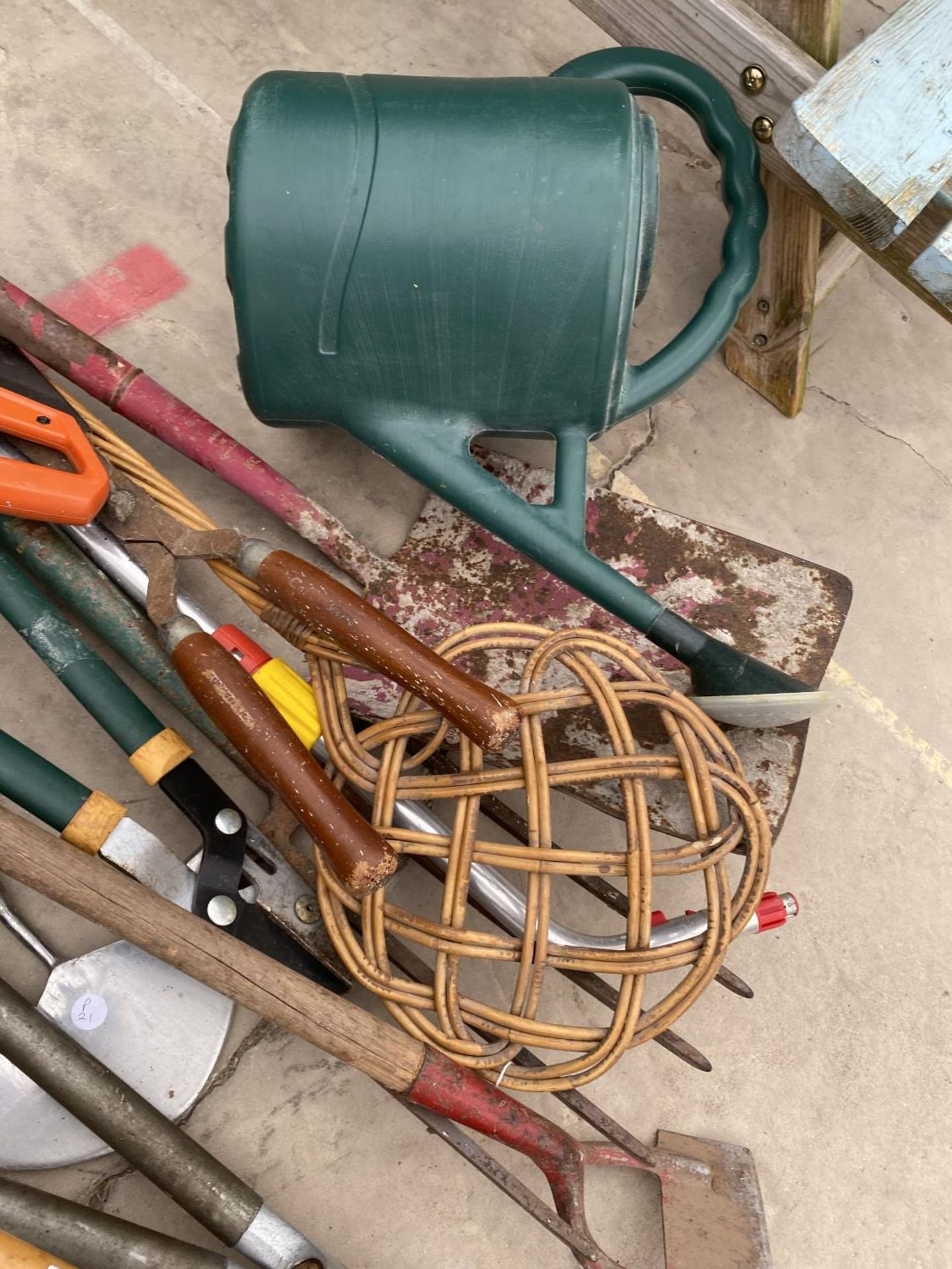 AN ASSORTMENT OF GARDEN TOOLS TO INCLUDE SPADES, FORKS AND RAKES ETC - Image 3 of 3